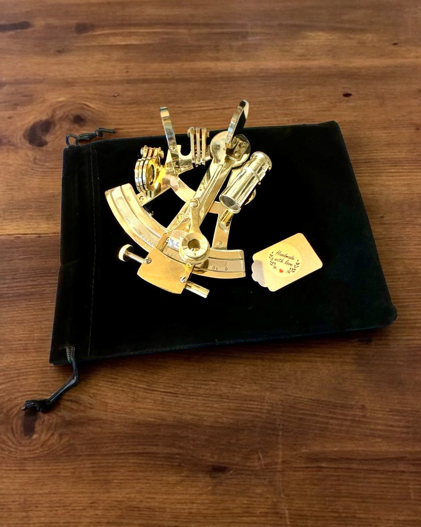 Umělecký sextant zlaté barvy - možnost personalizace gravírováním