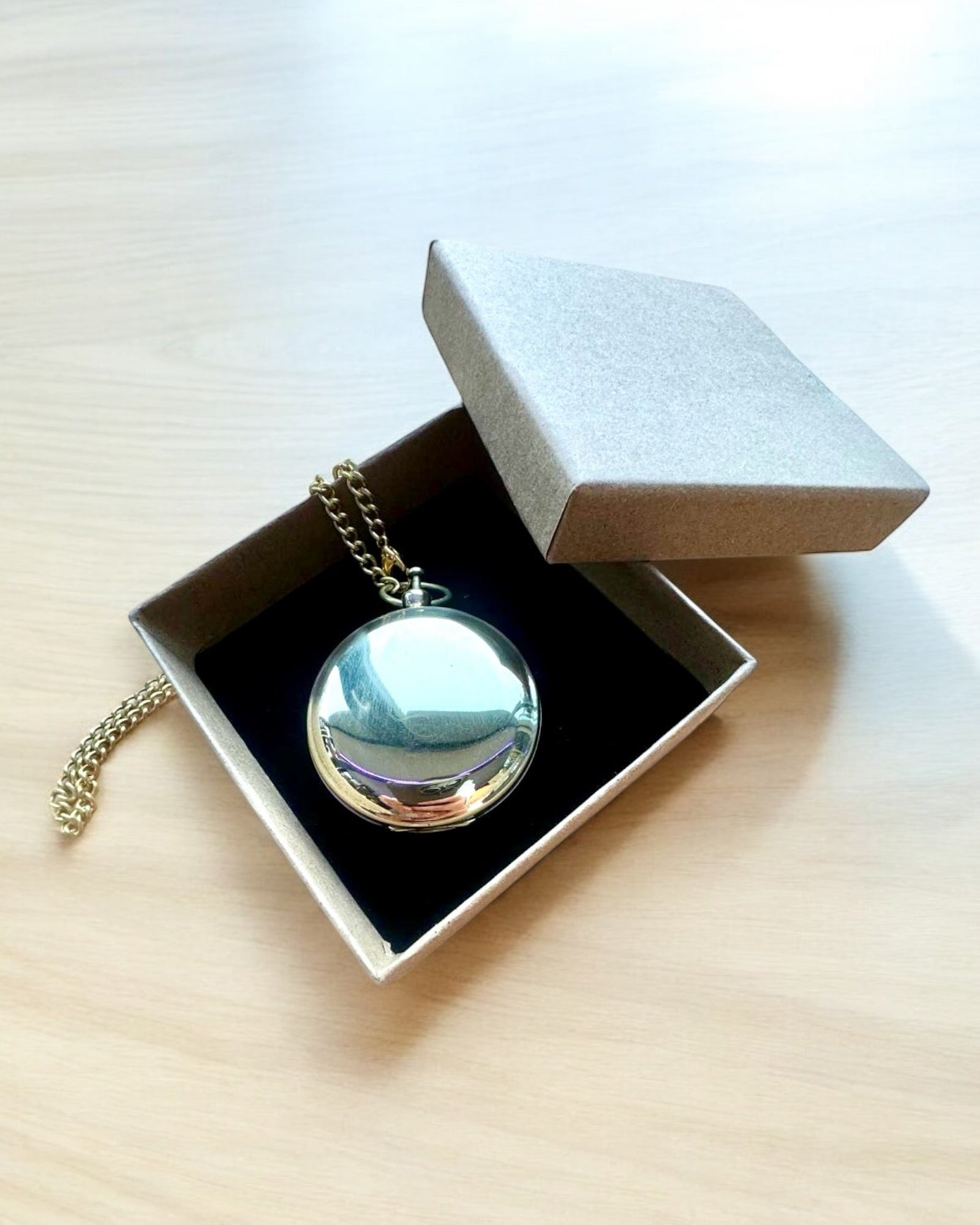 Zlaté barvy Kompas Dobrodružství – Elegantní Navigátor Objevů