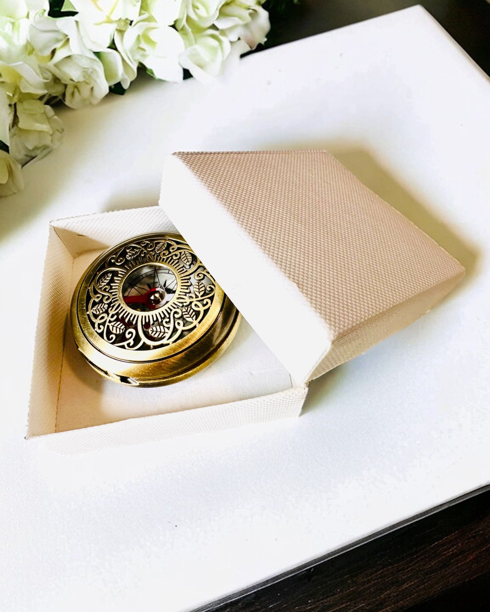 Navigační kompas ve vintage stylu s prolamovaným vzorem – hnědo-zlatá barva