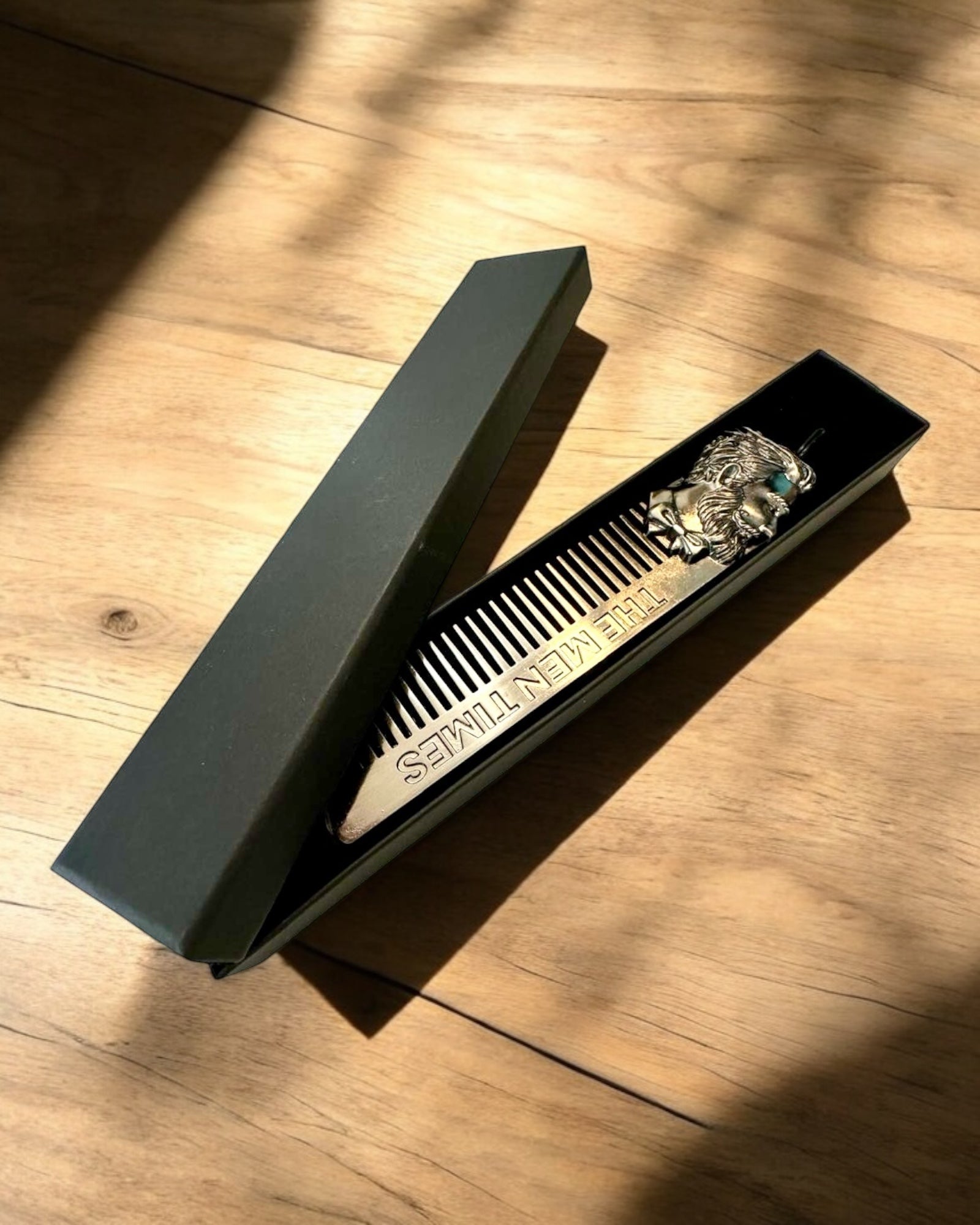 GroomMaster - Elegantní Kovový Hřeben s Gravírováním, personalizace gravírováním