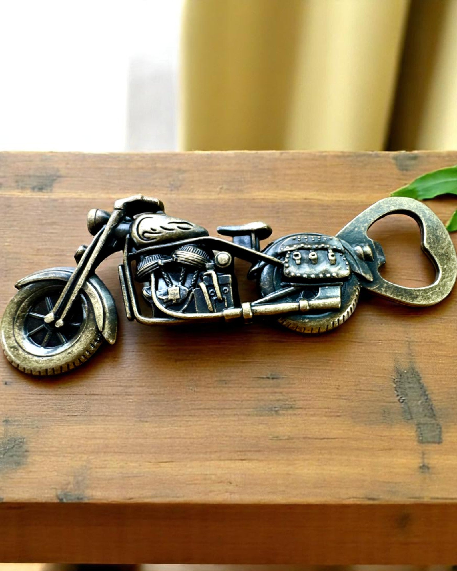Otvírák na lahve ve tvaru motocyklu - personalizace gravírováním jako dárek
