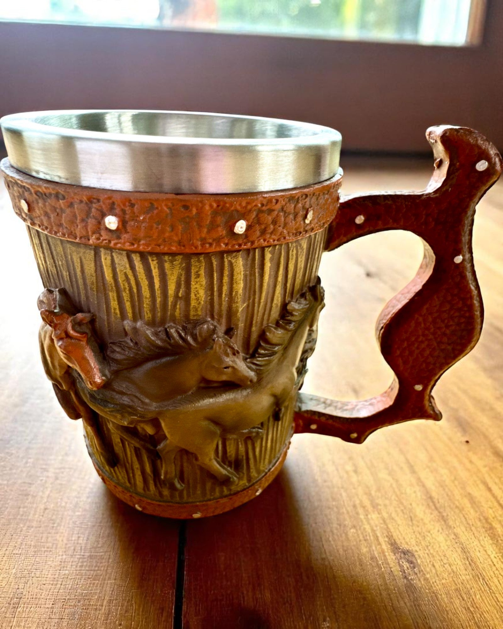 Hrnek s motivem koní, 330 ml, možnost personalizace gravírováním jako dárek