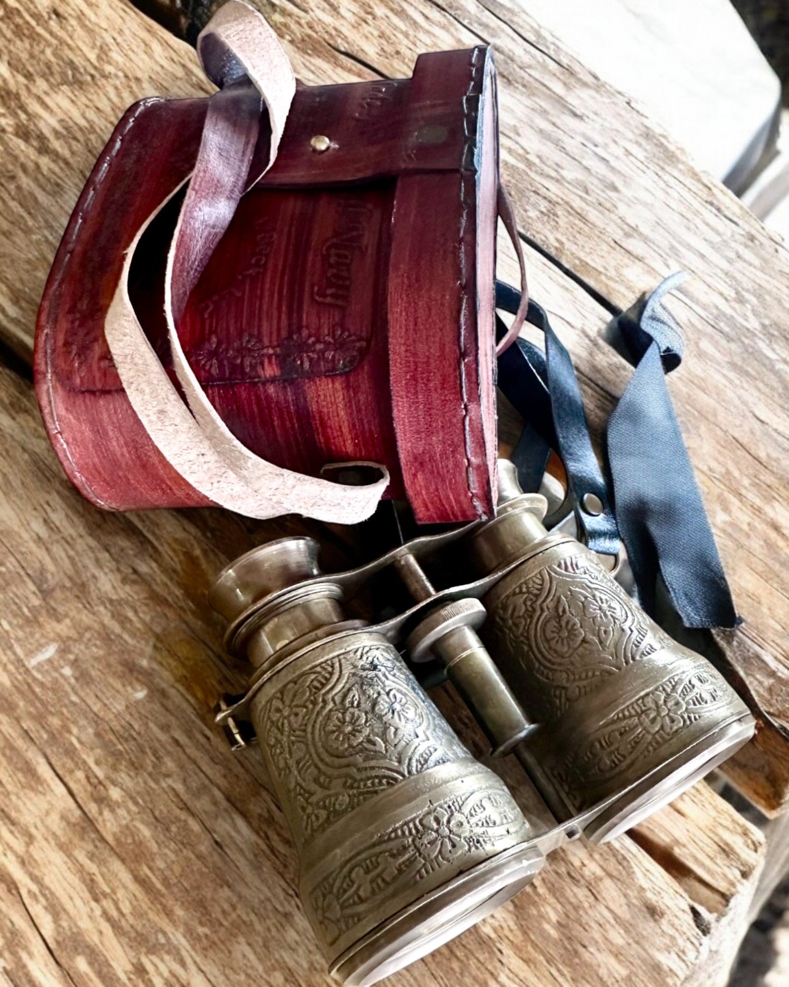 Dalekohled s koženým pouzdrem Victorian's Eye, 11 cm Mosazný, Ručně zdobený, personalizace gravírováním jako dárek