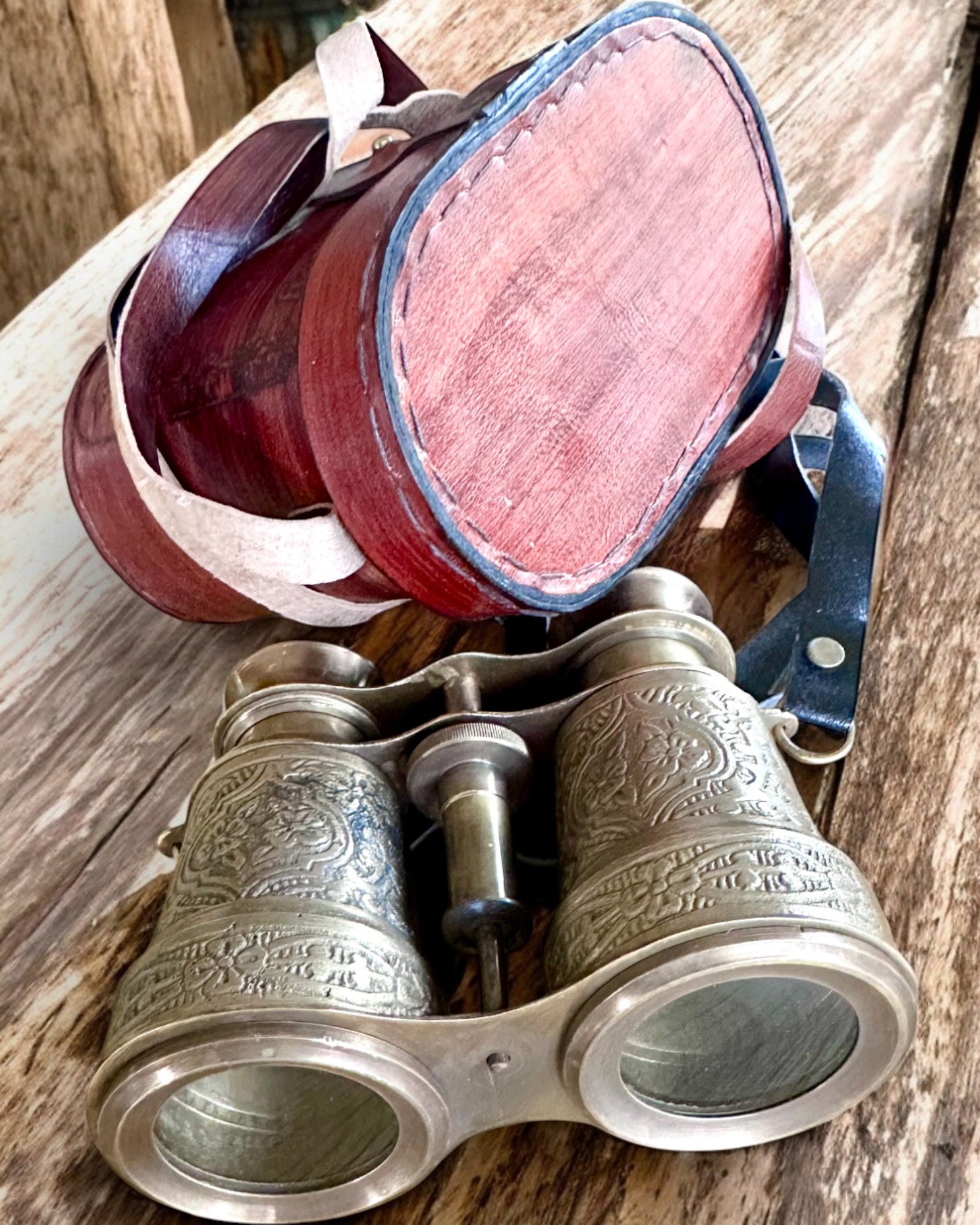 Dalekohled s koženým pouzdrem Victorian's Eye, 11 cm Mosazný, Ručně zdobený, personalizace gravírováním jako dárek