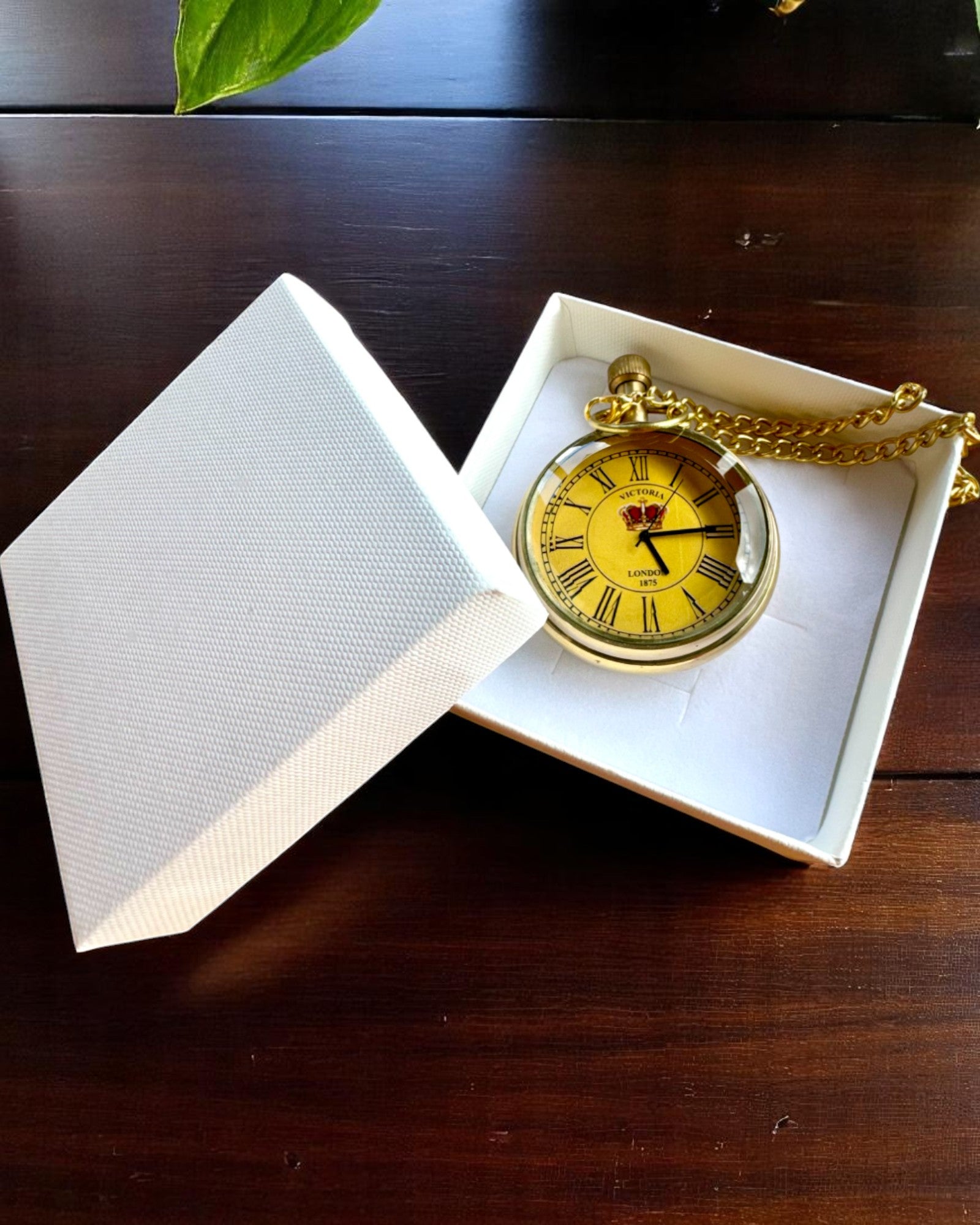 Kapesní hodinky „Victoria Crown“ – Mosazné, Ručně vyrobené v Indii, 5 cm široké, japonský mechanismus, možnost personalizace gravírováním jako dárek