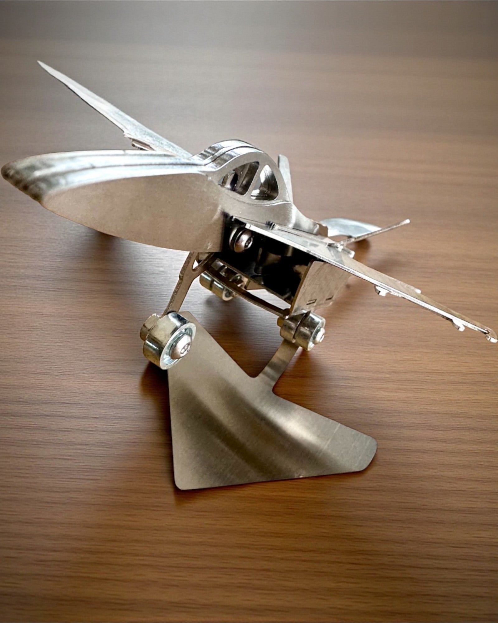 Kovový Model Stíhačky „SkyRaptor” – nerezová ocel, personalizované gravírování jako dárek