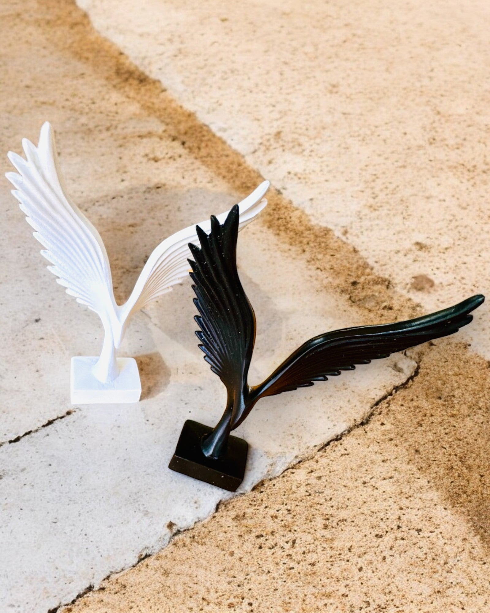Elegantní figurka andělských křídel 15 cm vysoká – "Křídloví strážci", možnost personalizace gravírováním jako dárek, personalizace, 2 barevné varianty