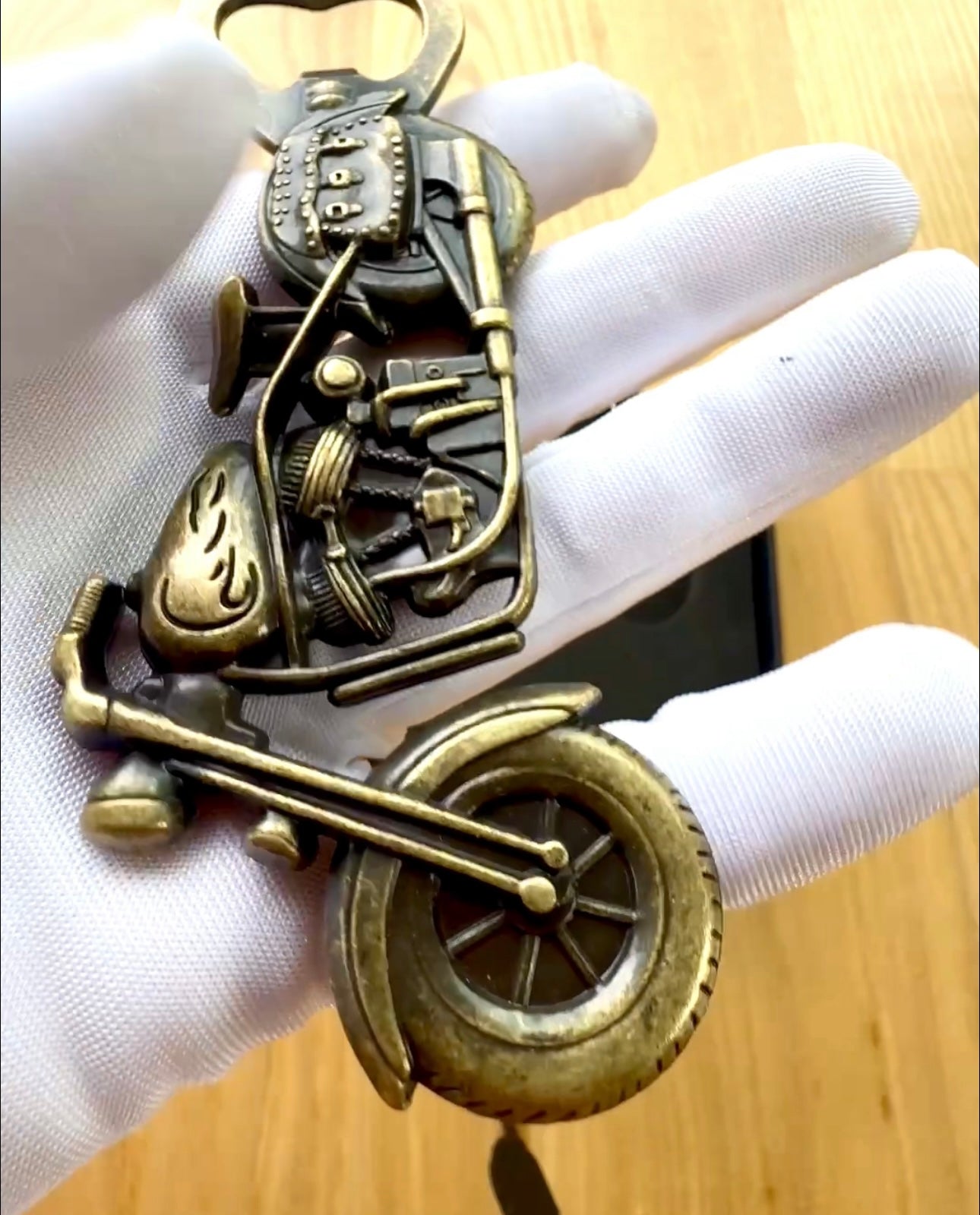 Otvírák na lahve ve tvaru motocyklu - personalizace gravírováním jako dárek