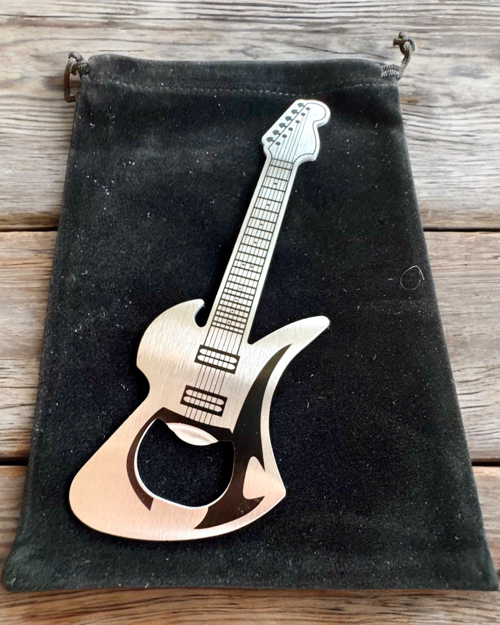 Otvírák na lahve Kytara Rock'n'Open, 2 varianty, personalizace gravírováním jako dárek