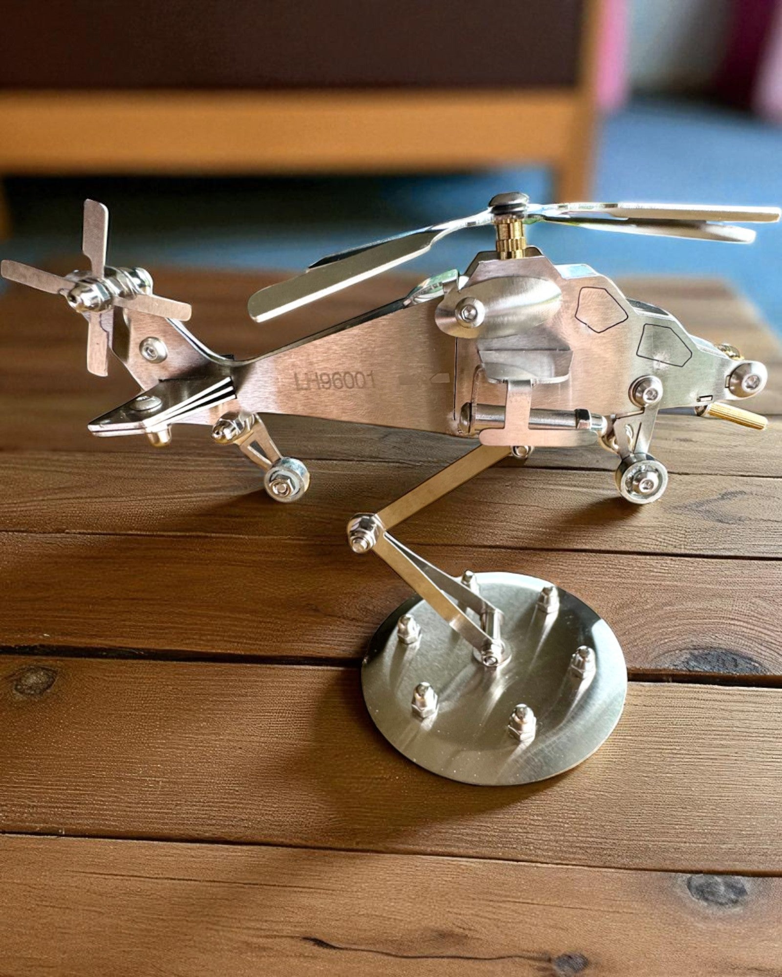 Kovový model helikoptéry „SkyRider” – Nastavitelný stolní stojan s personalizovaným gravírováním jako dárek