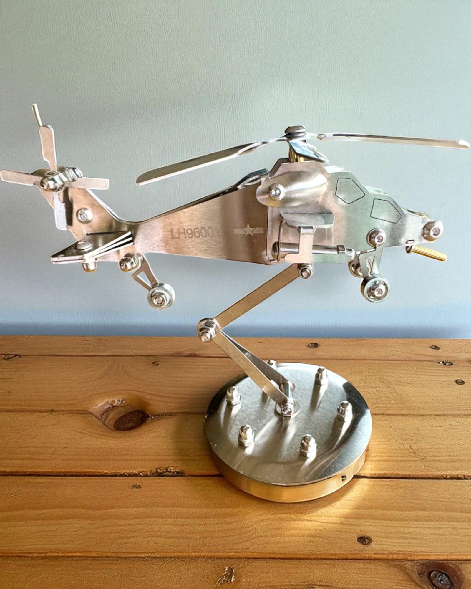 Kovový model helikoptéry „SkyRider” – Nastavitelný stolní stojan s personalizovaným gravírováním jako dárek