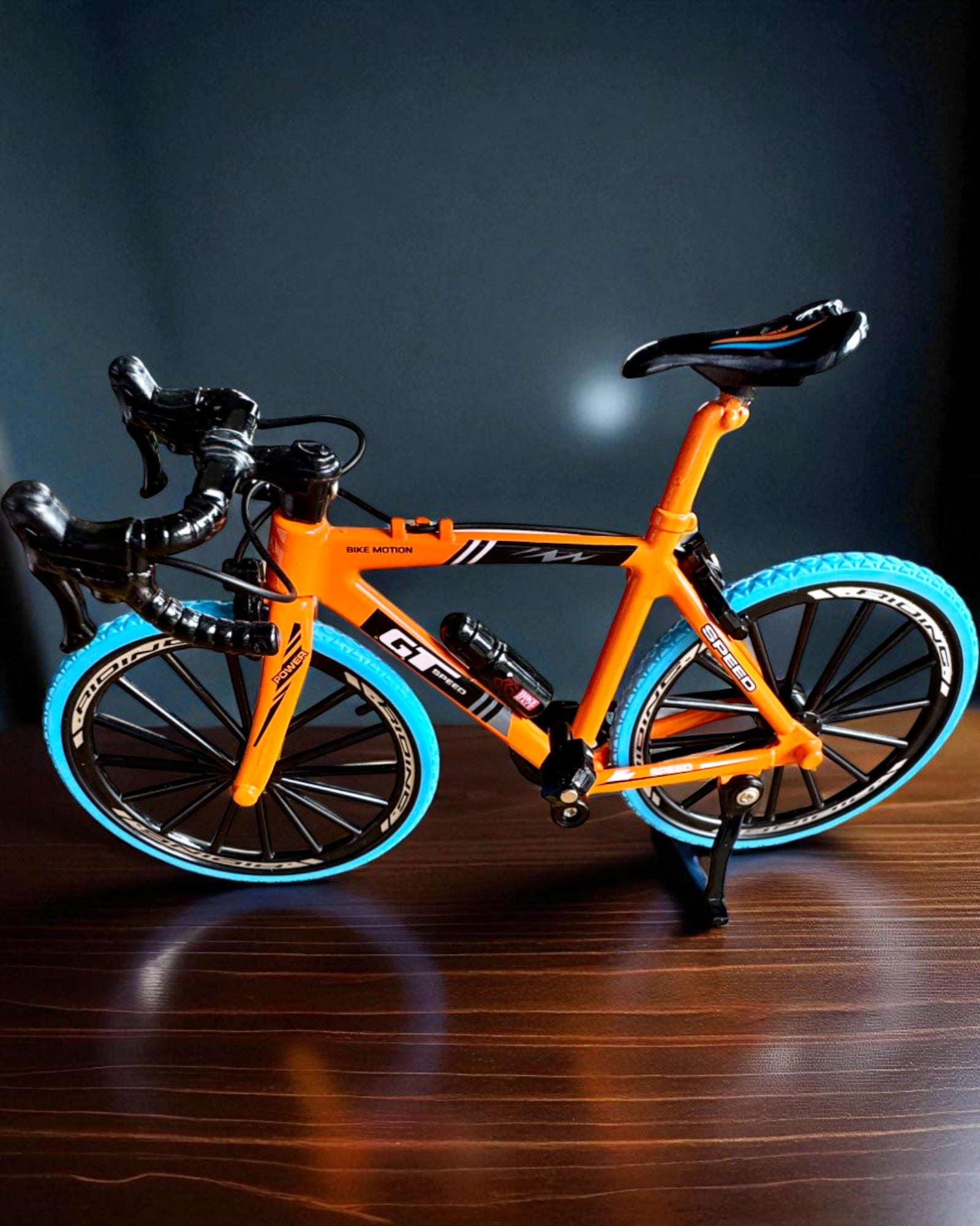 Miniaturní kovový model jízdního kola sběratelský "Speed Rider 1.2" – personalizace gravírováním jako dárek, 2 barevné varianty