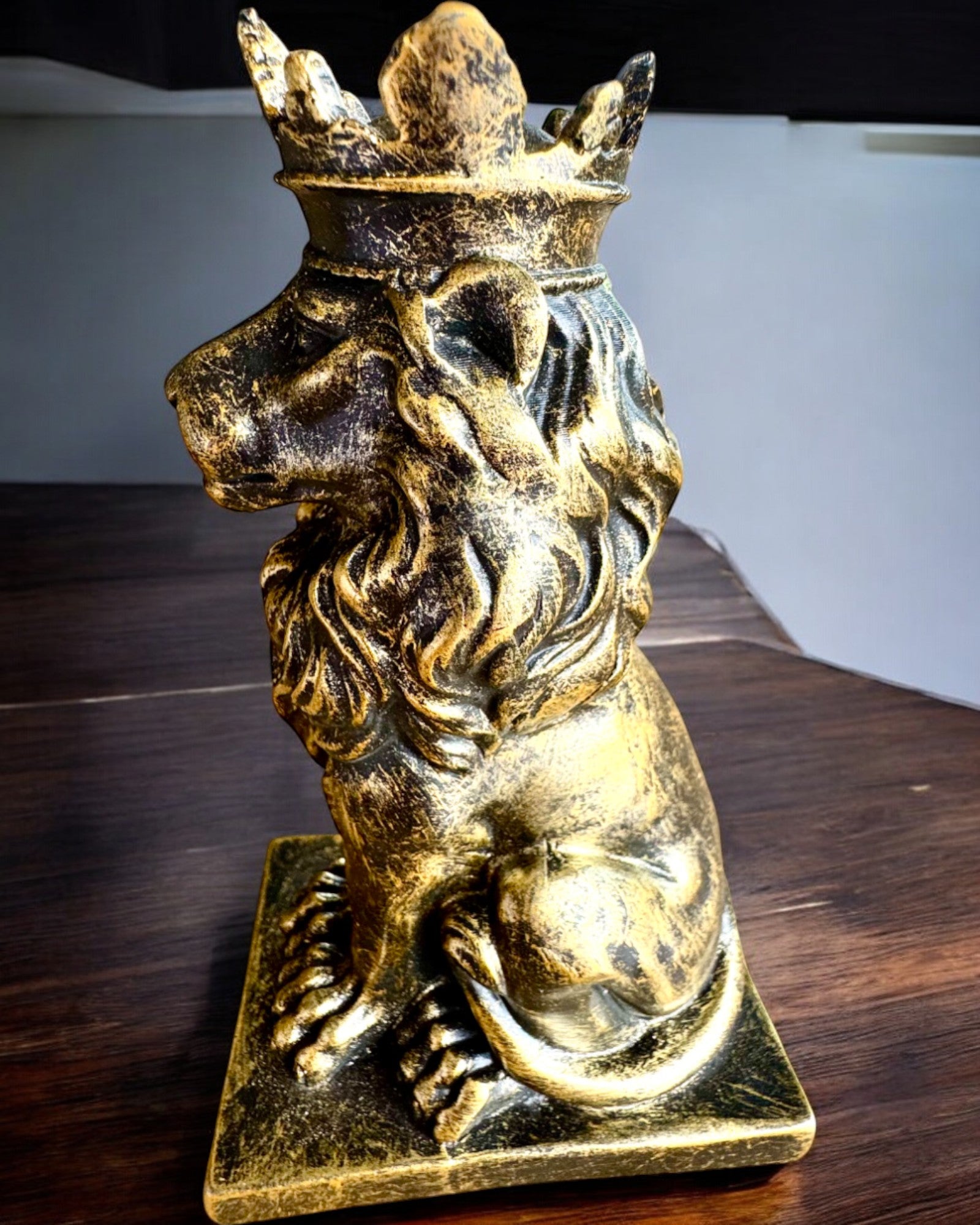 Lví král – Kompaktní 14.5 cm dekorativní figurka s možností gravírování jako dárek