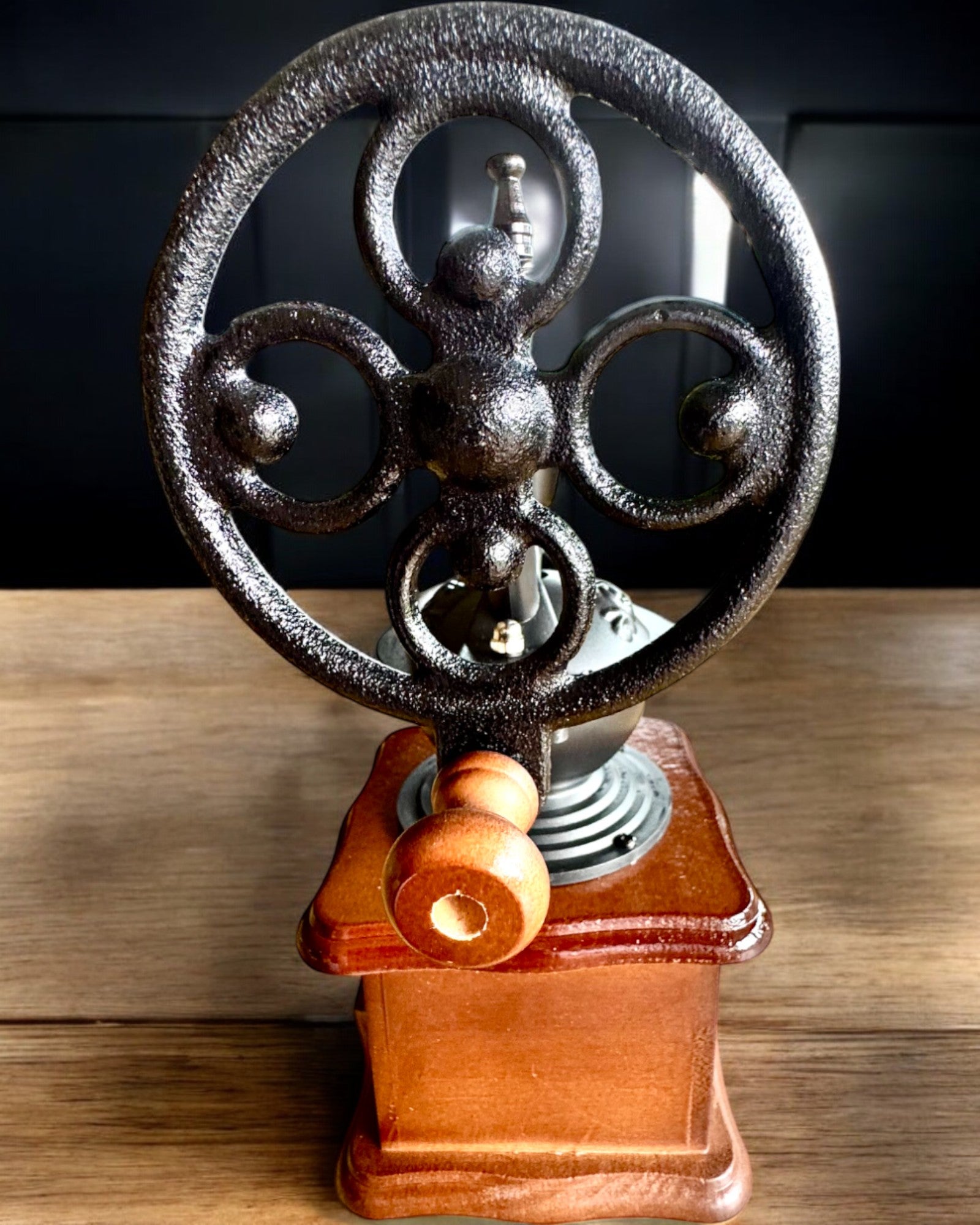 Retro mlýnek na kávu „Vintage Café” 27 cm výšky, s možností personalizace gravírováním jako dárek