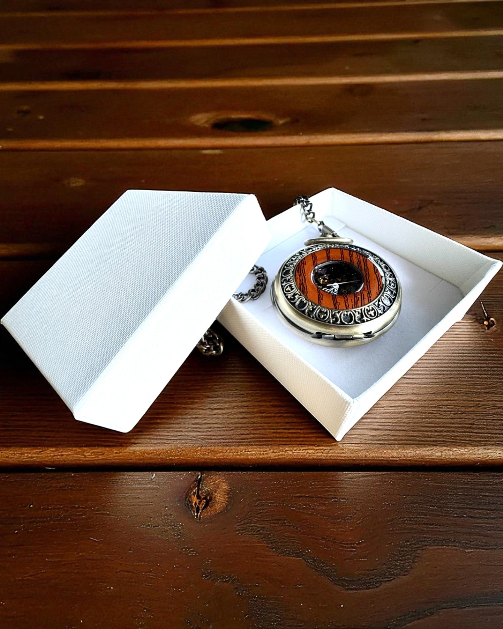 Kapesní hodinky „Veritas Tempus” – mechanický časoměřič s možností gravírování jako dárek, 2 varianty na výběr