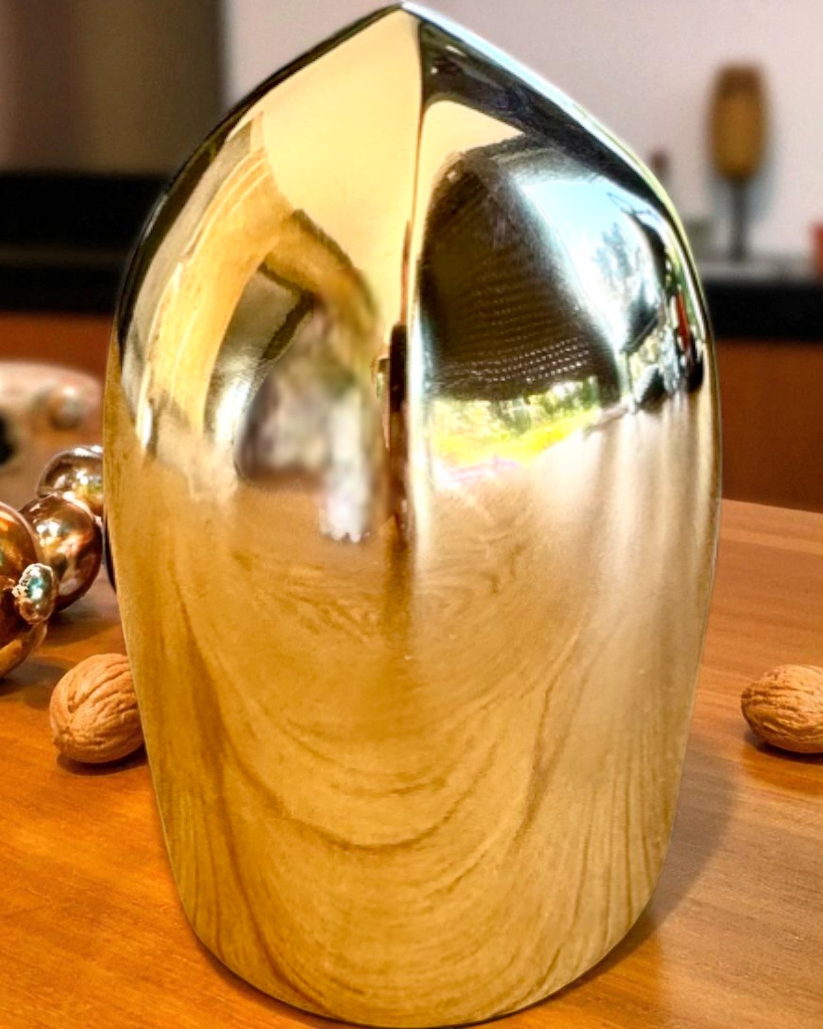 Mini helma rytíře „Guardian” z mosazi – ručně vyrobená, 12 cm, možnost personalizace gravírováním jako dárek