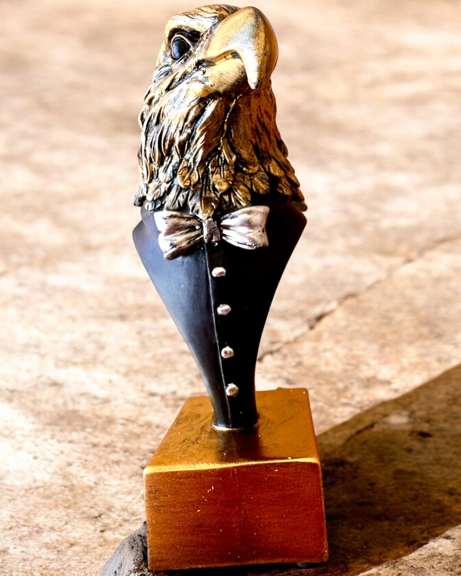 Figurka Hlavy Orla Büffel Warden – v Elegantním Fraku s Možností Gravírování jako dárek