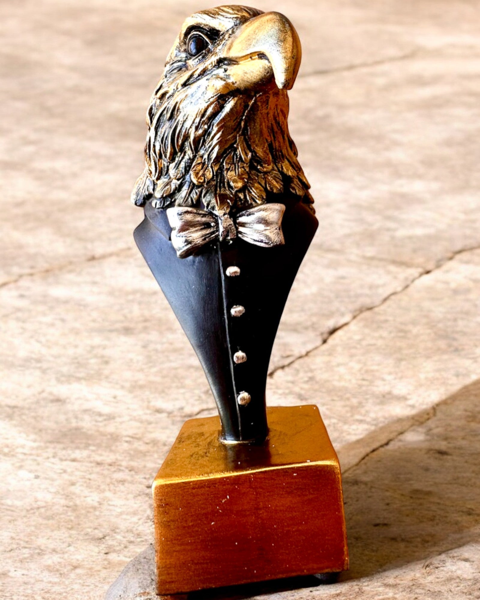 Figurka Hlavy Orla Büffel Warden – v Elegantním Fraku s Možností Gravírování jako dárek