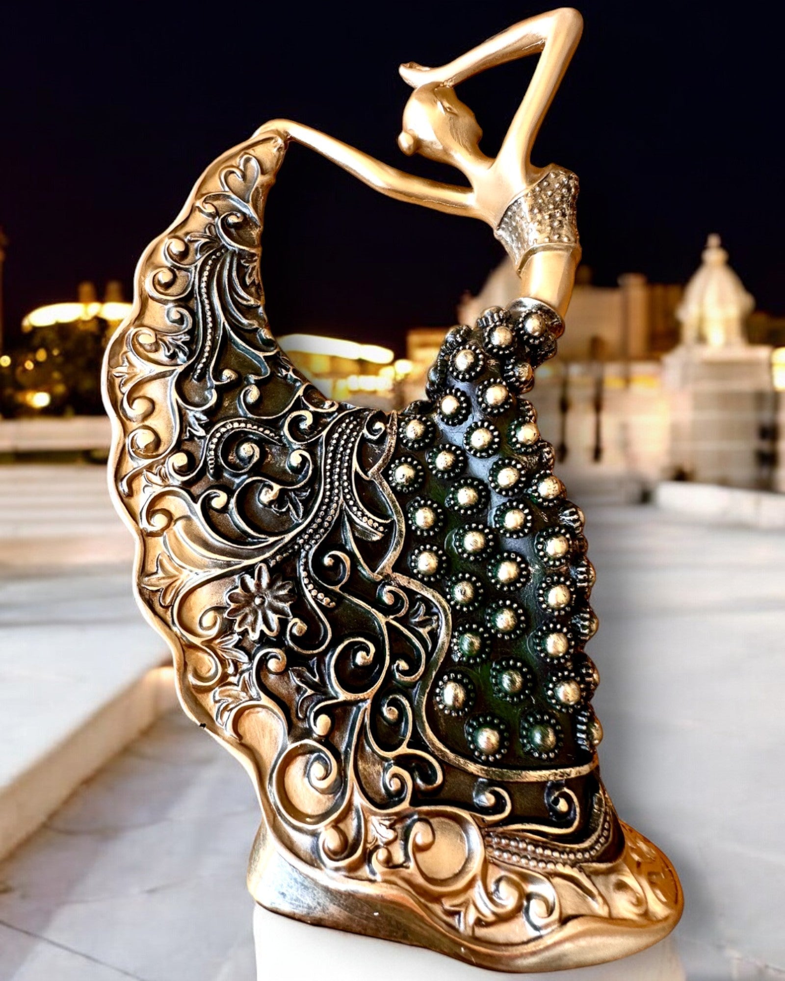 Elegantní socha „Tanečnice Zlatého Lesku“, 29 cm vysoká, s možností gravírování jako dárek