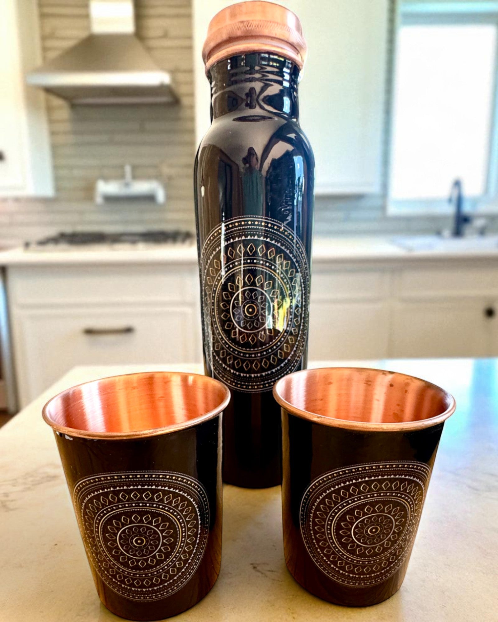 Měděná sada Mandala – Láhev 1L + 2 hrnky v pouzdře, možnost personalizace gravírováním jako dárek