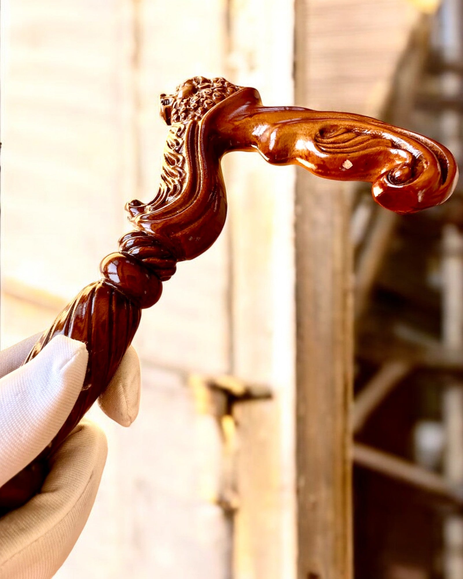 Dřevěná vycházková hůl 'Král džungle', možnost personalizace gravírováním