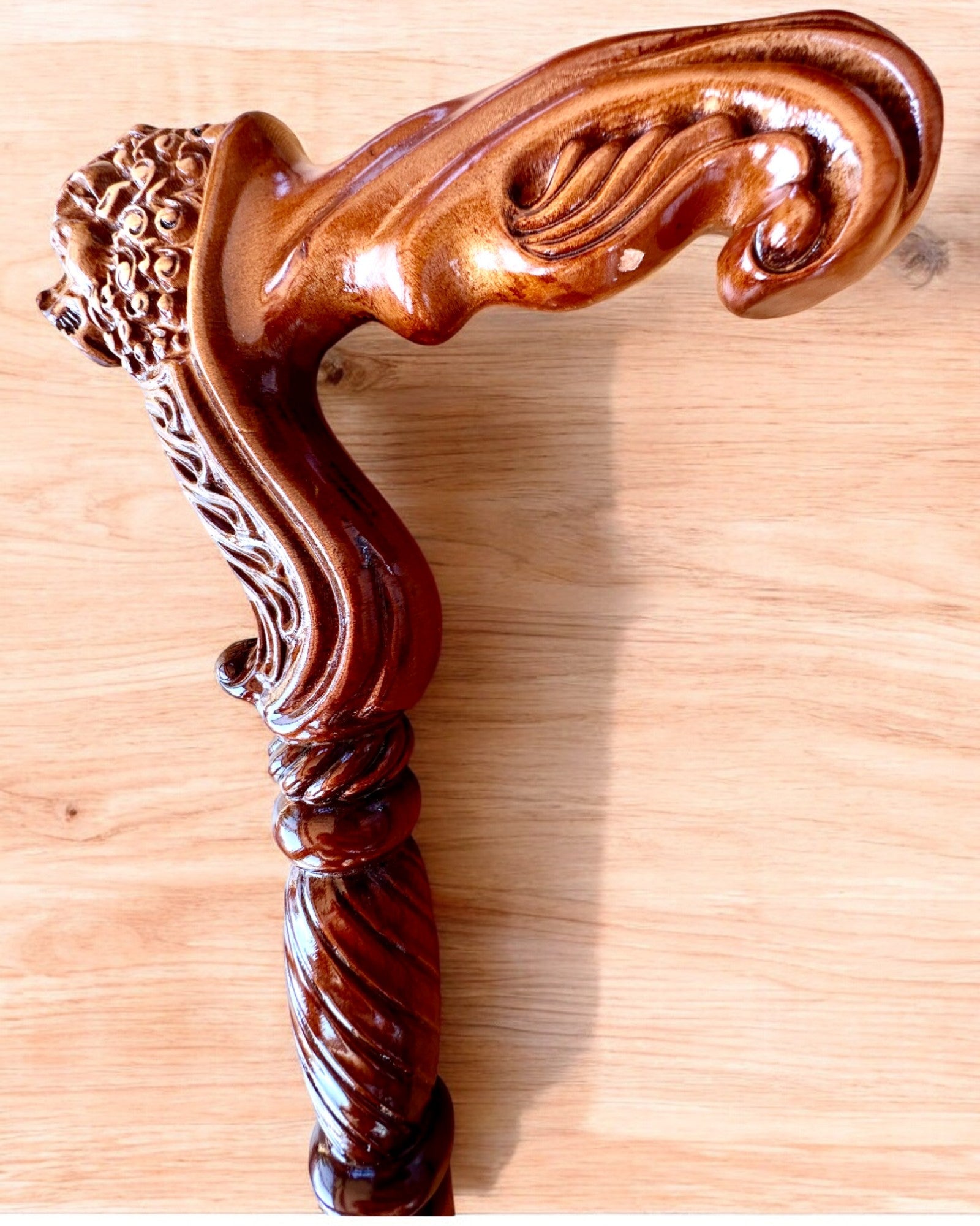 Dřevěná vycházková hůl 'Král džungle', možnost personalizace gravírováním