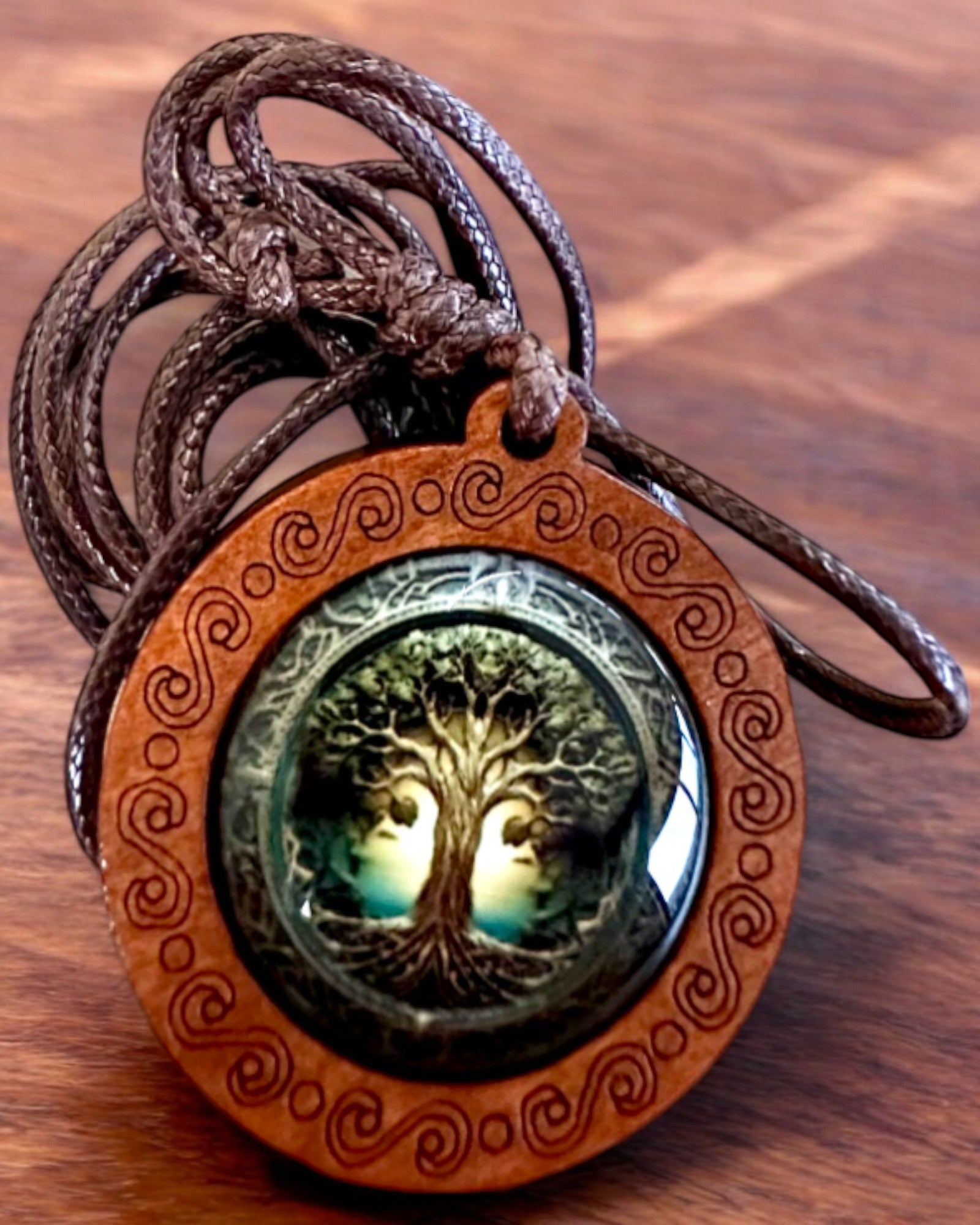 Amulet Života "Strom Předků" - Ručně Vyrobený Náhrdelník ze Dřeva a Skla, možnost personalizace gravírováním jako dárek