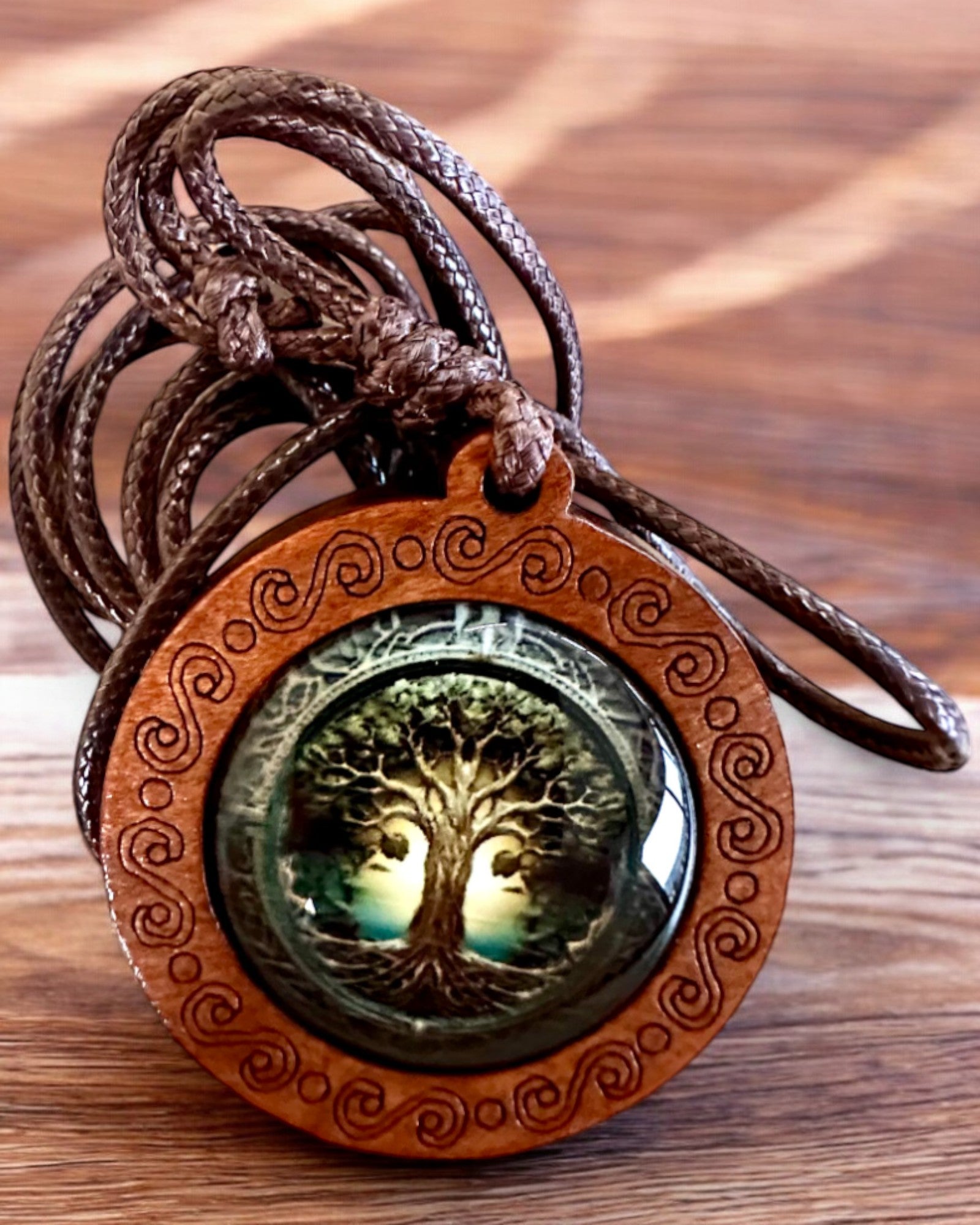 Amulet Života "Strom Předků" - Ručně Vyrobený Náhrdelník ze Dřeva a Skla, možnost personalizace gravírováním jako dárek