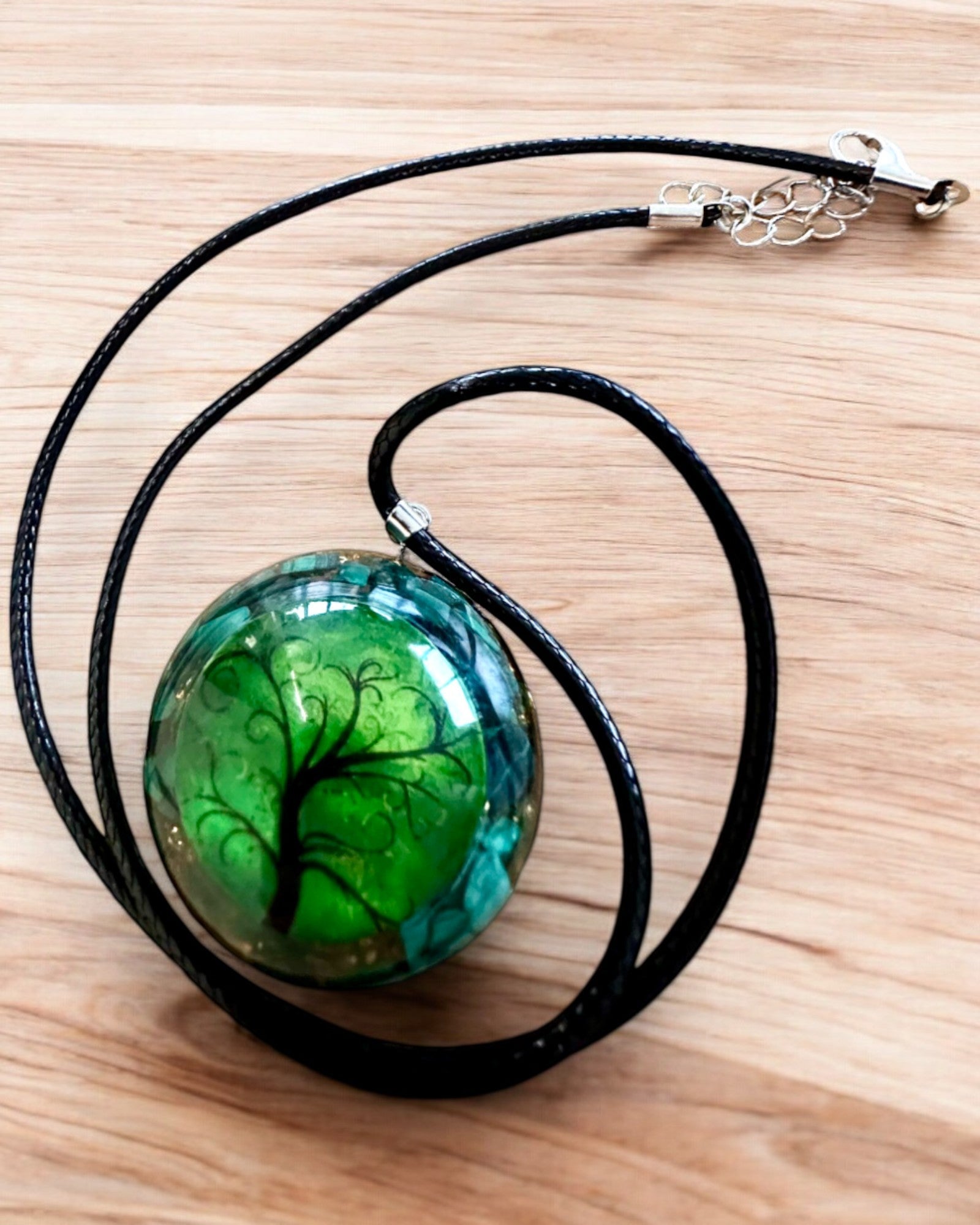 "Malachitový Amulet Života" - náhrdelník s možností personalizace gravírováním jako dárek