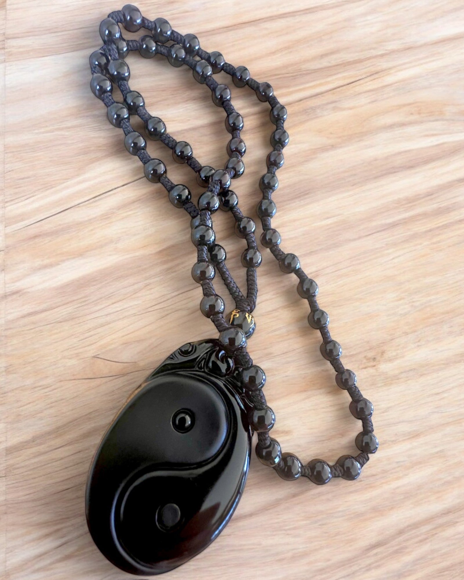 Obsidianový amulet Yin Yang s gravírováním - Harmonie a ochrana, personalizace gravírováním jako dárek