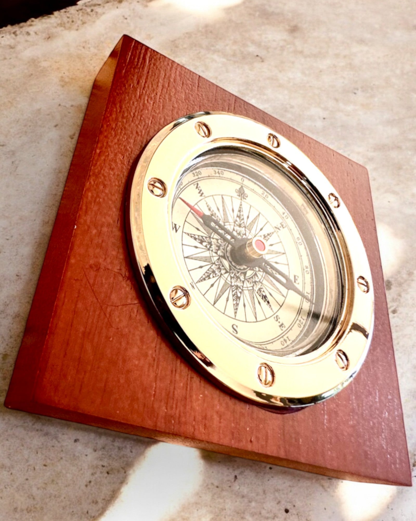 Kompas „Navigator2” - Klasická elegance v mosazi a dřevě, personalizace gravírováním jako dárek