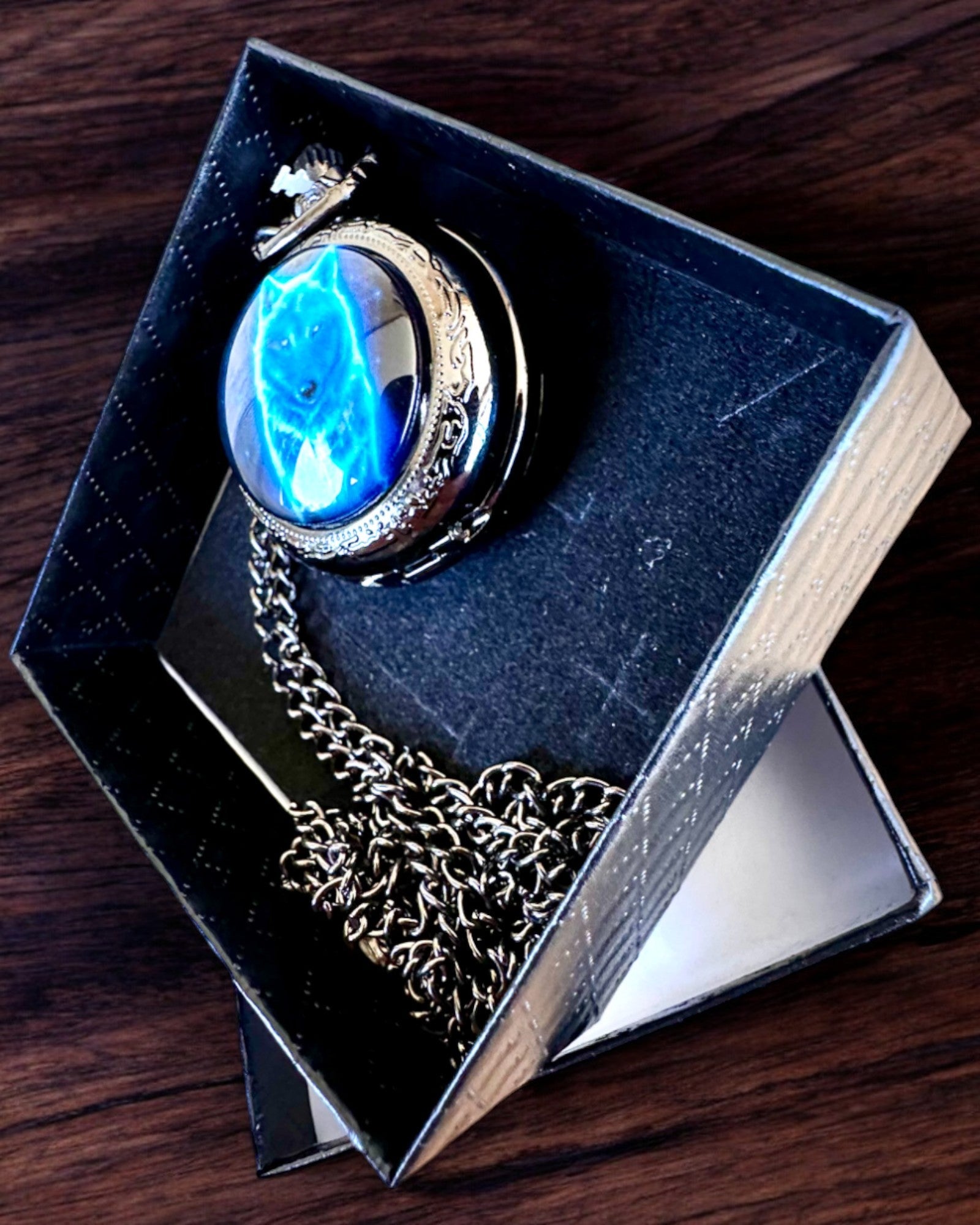 Kapesní Hodinky Lunar Wolf – Hodiny Měsíčního Vlka, možnost personalizace gravírováním jako dárek