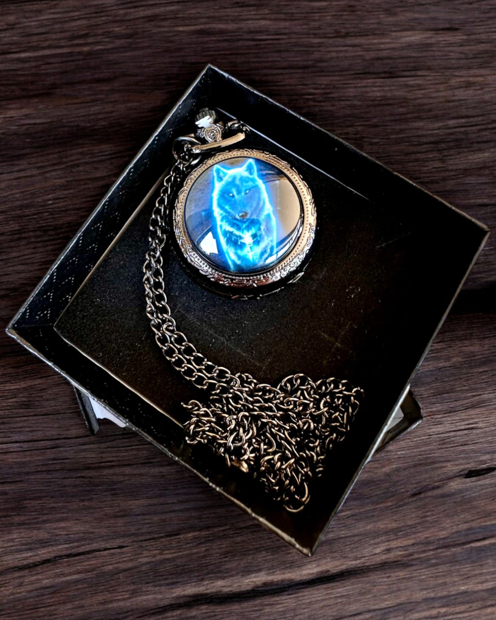 Kapesní Hodinky Lunar Wolf – Hodiny Měsíčního Vlka, možnost personalizace gravírováním jako dárek