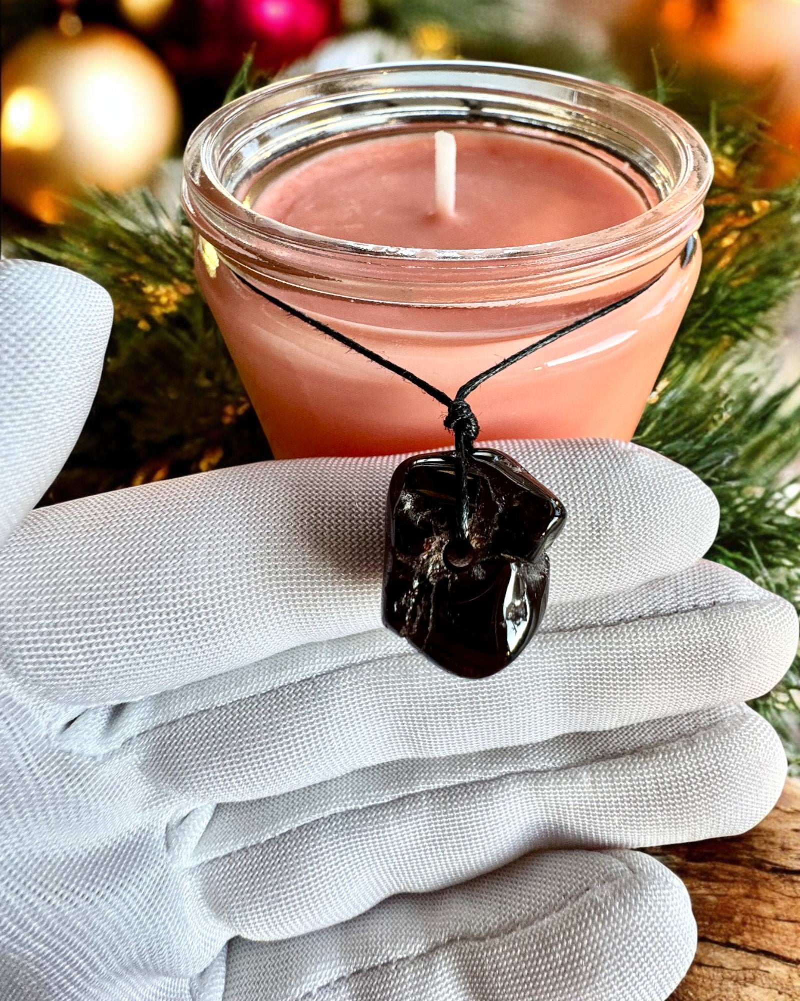 Świeca sojowa intencyjna 250 ml z naturalnym kamieniem – wybierz swoją energię: Cytryn lub Granat, personalizacja grawerem na prezent