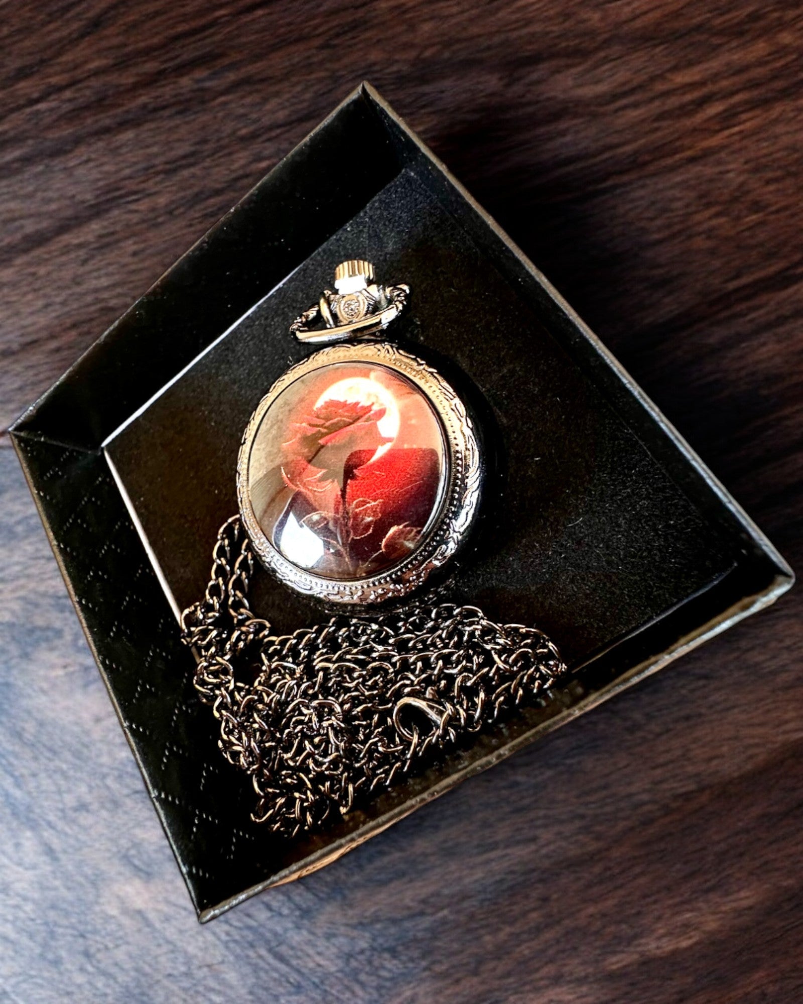 Kapesní hodinky Růže noci, možnost personalizace gravírováním jako dárek