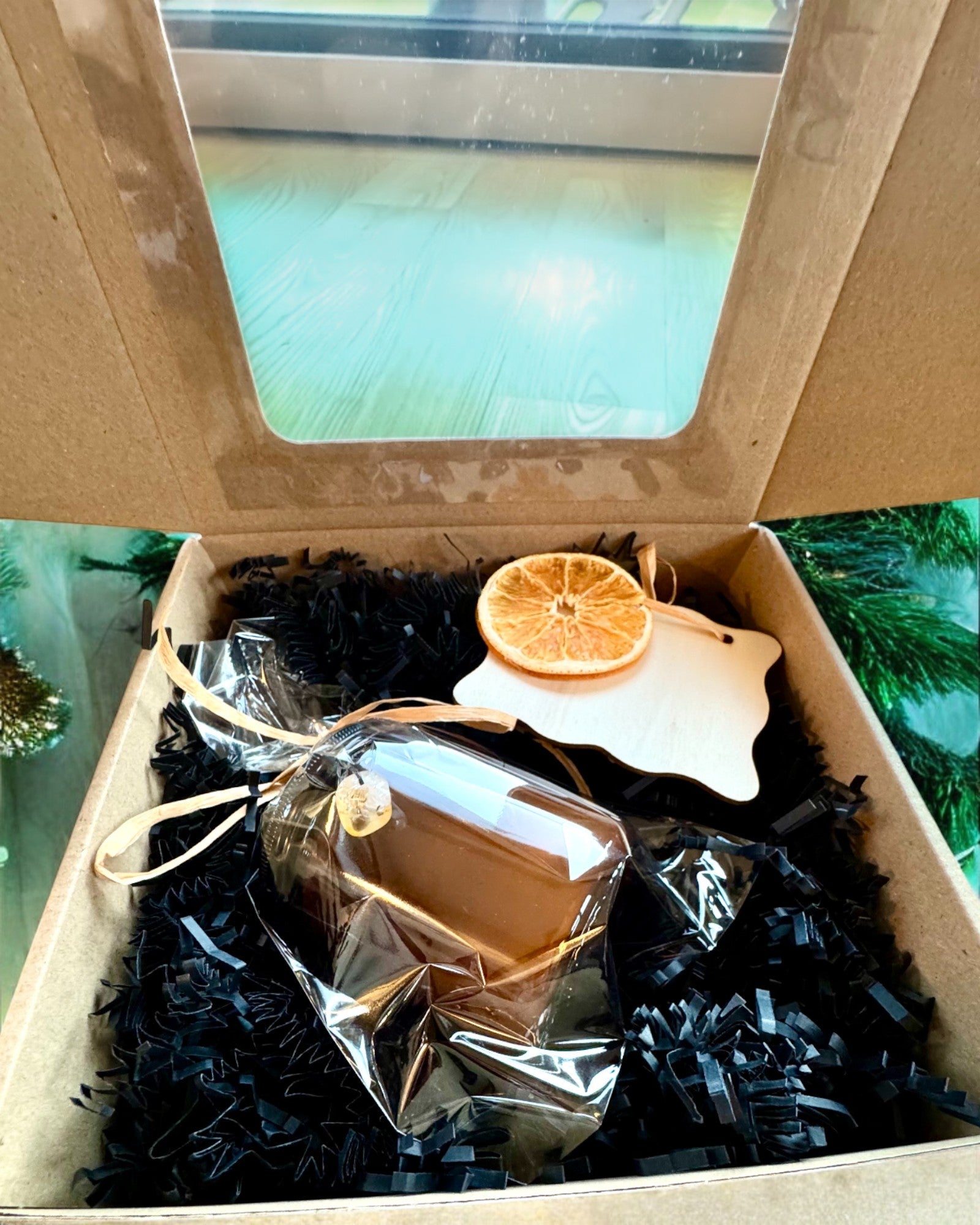 Intenční sójová svíčka 250 ml s přírodním kamenem – vyberte si svou energii: citrín nebo granát, personalizace gravírováním jako dárek