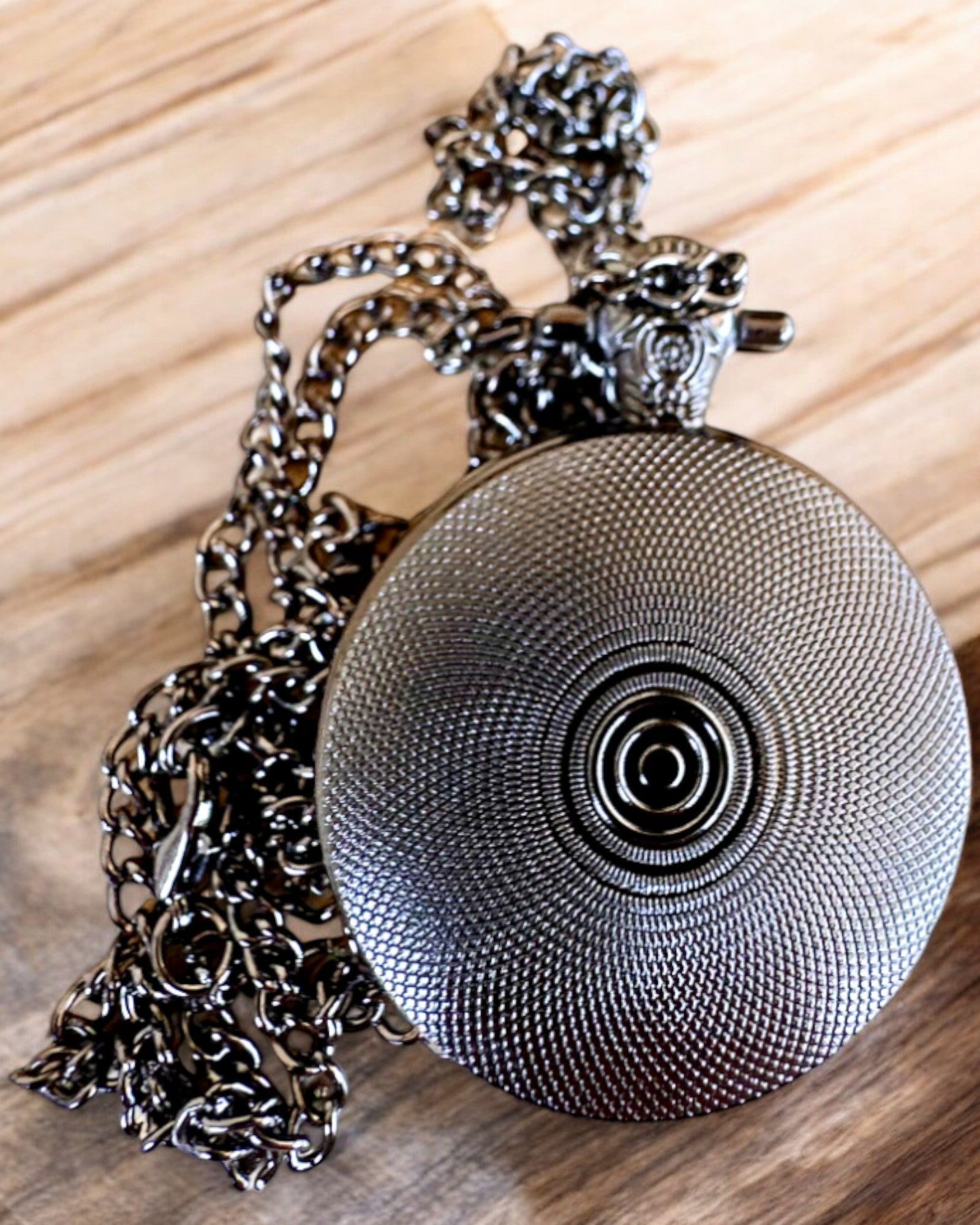 Kapesní hodinky Růže noci, možnost personalizace gravírováním jako dárek