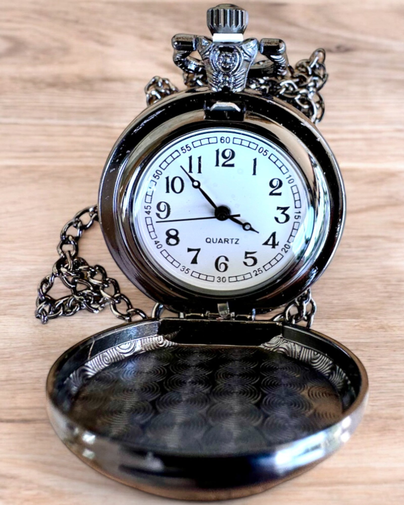 Kapesní Hodinky Lunar Wolf – Hodiny Měsíčního Vlka, možnost personalizace gravírováním jako dárek