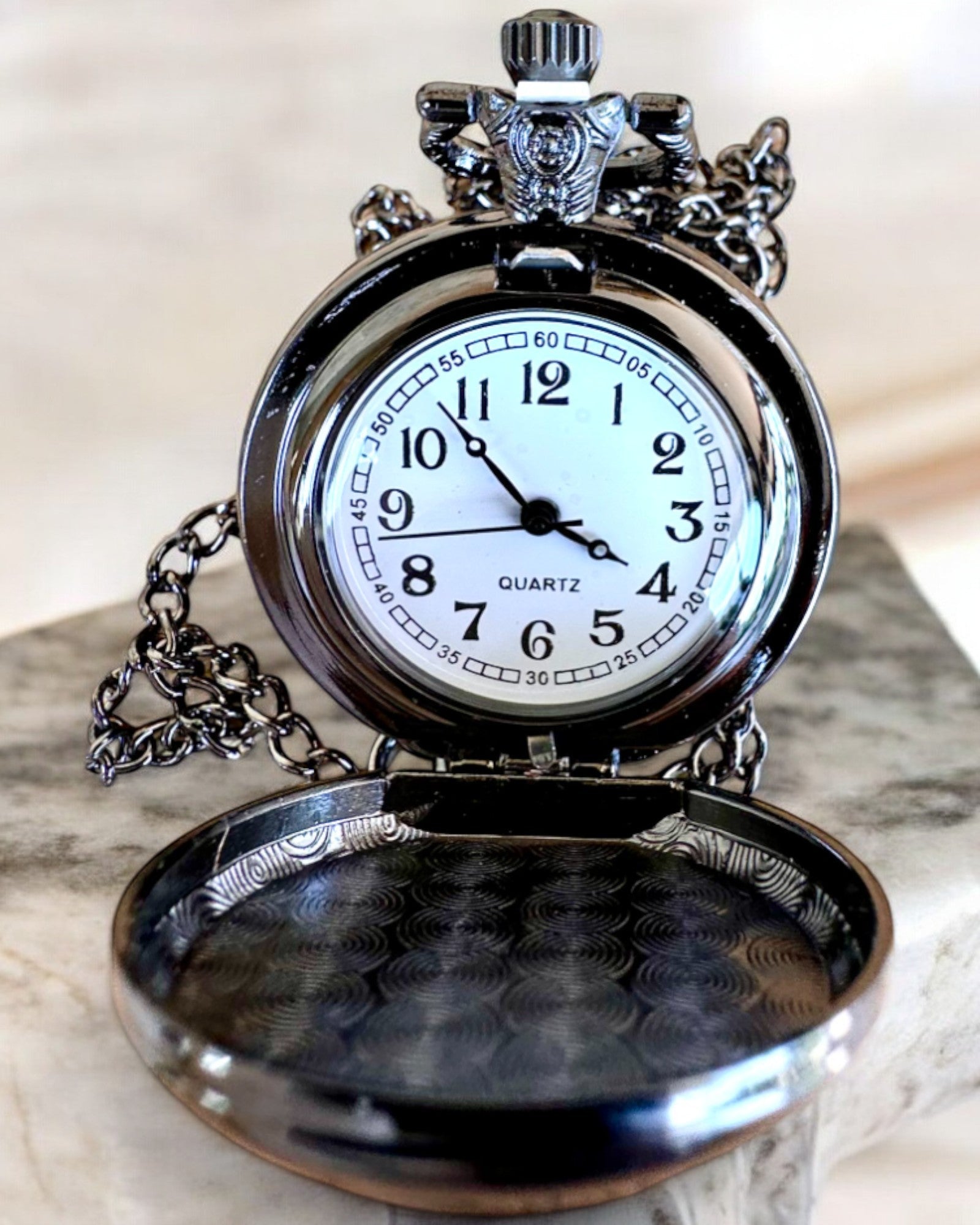 Kapesní hodinky Růže noci, možnost personalizace gravírováním jako dárek