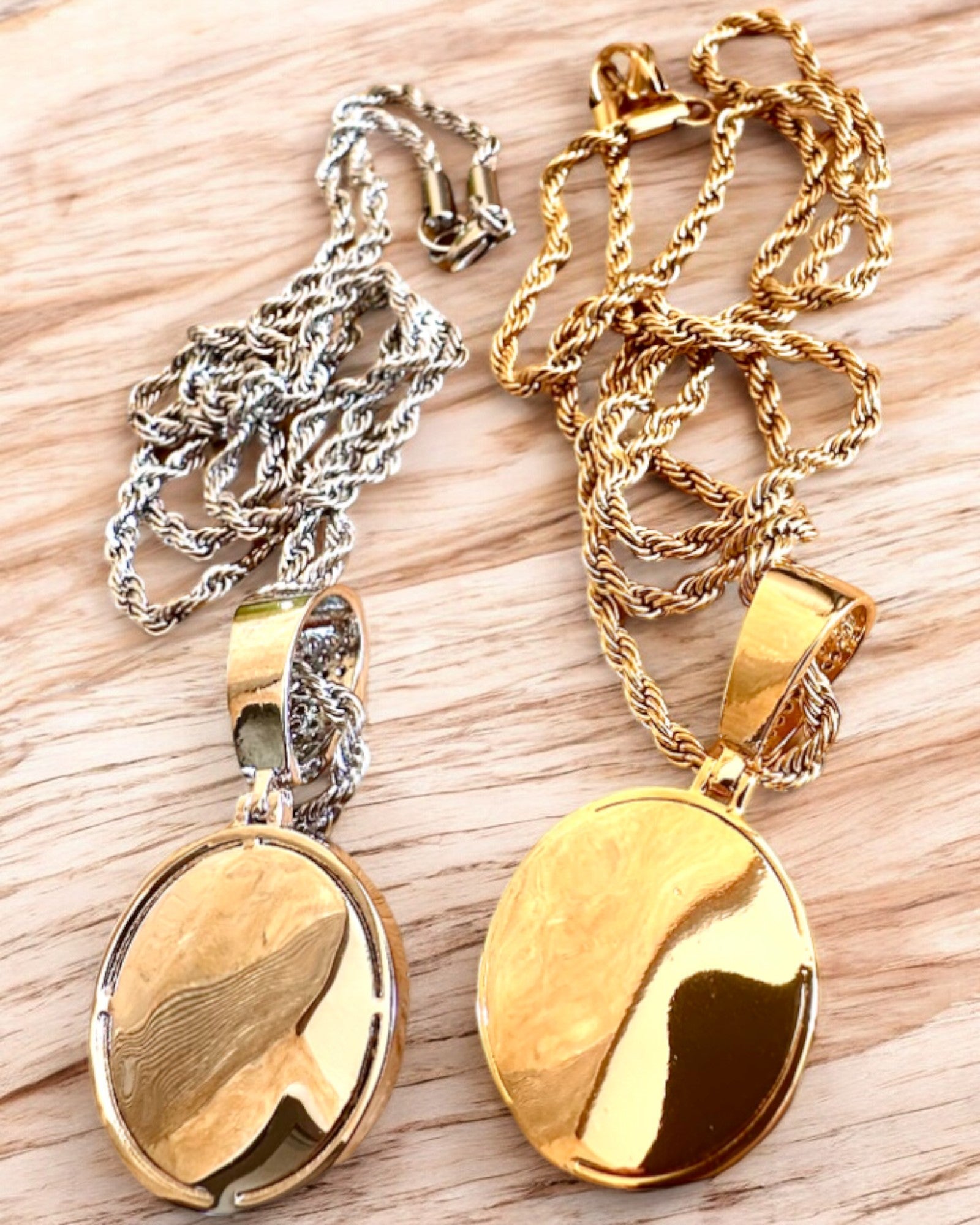 Náhrdelník s přívěskem kompasu ve stylu glamour s kubickými zirkony pro ženy a muže - 2 varianty na výběr, personalizace gravírováním jako dárek