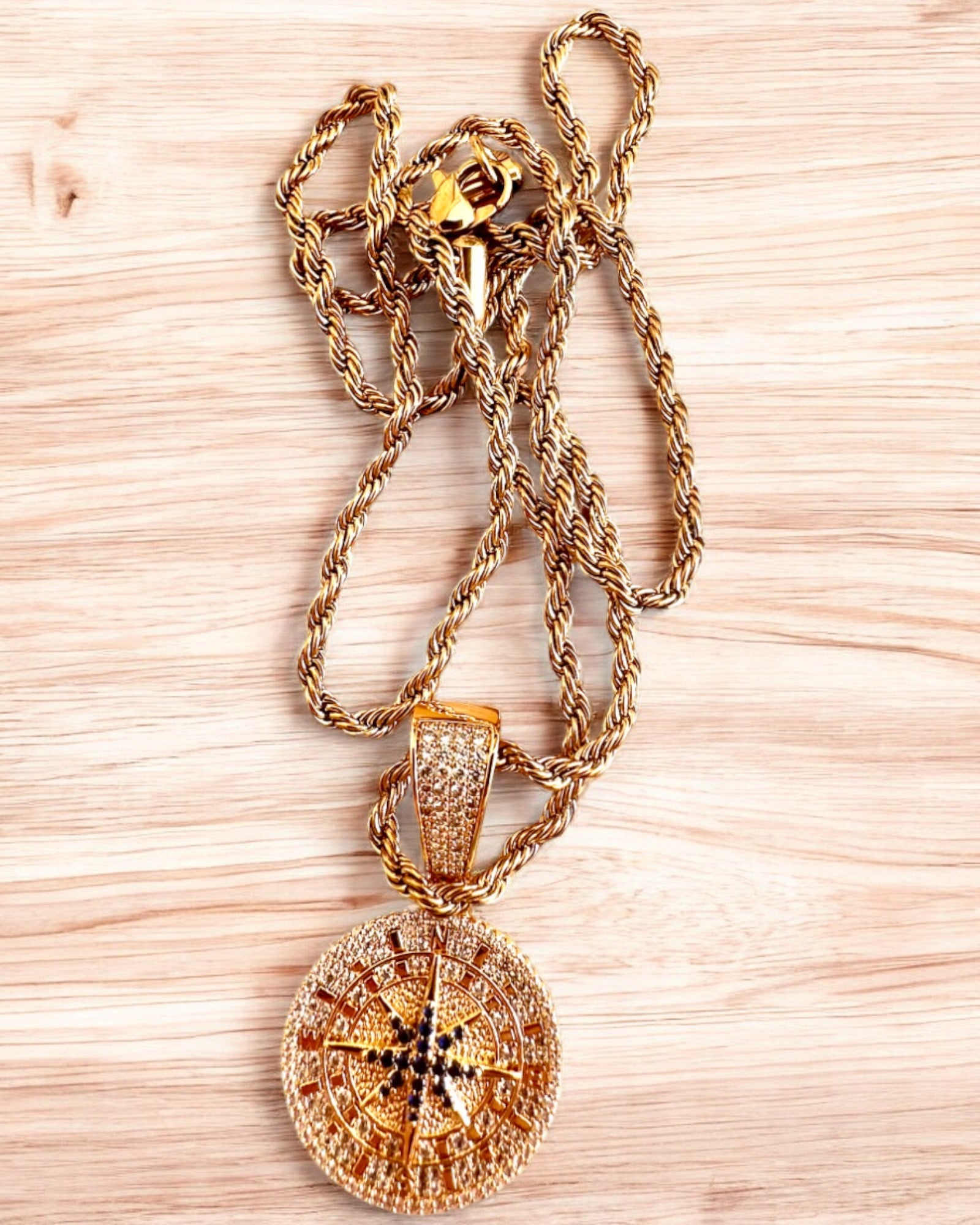 Náhrdelník s přívěskem kompasu ve stylu glamour s kubickými zirkony pro ženy a muže - 2 varianty na výběr, personalizace gravírováním jako dárek