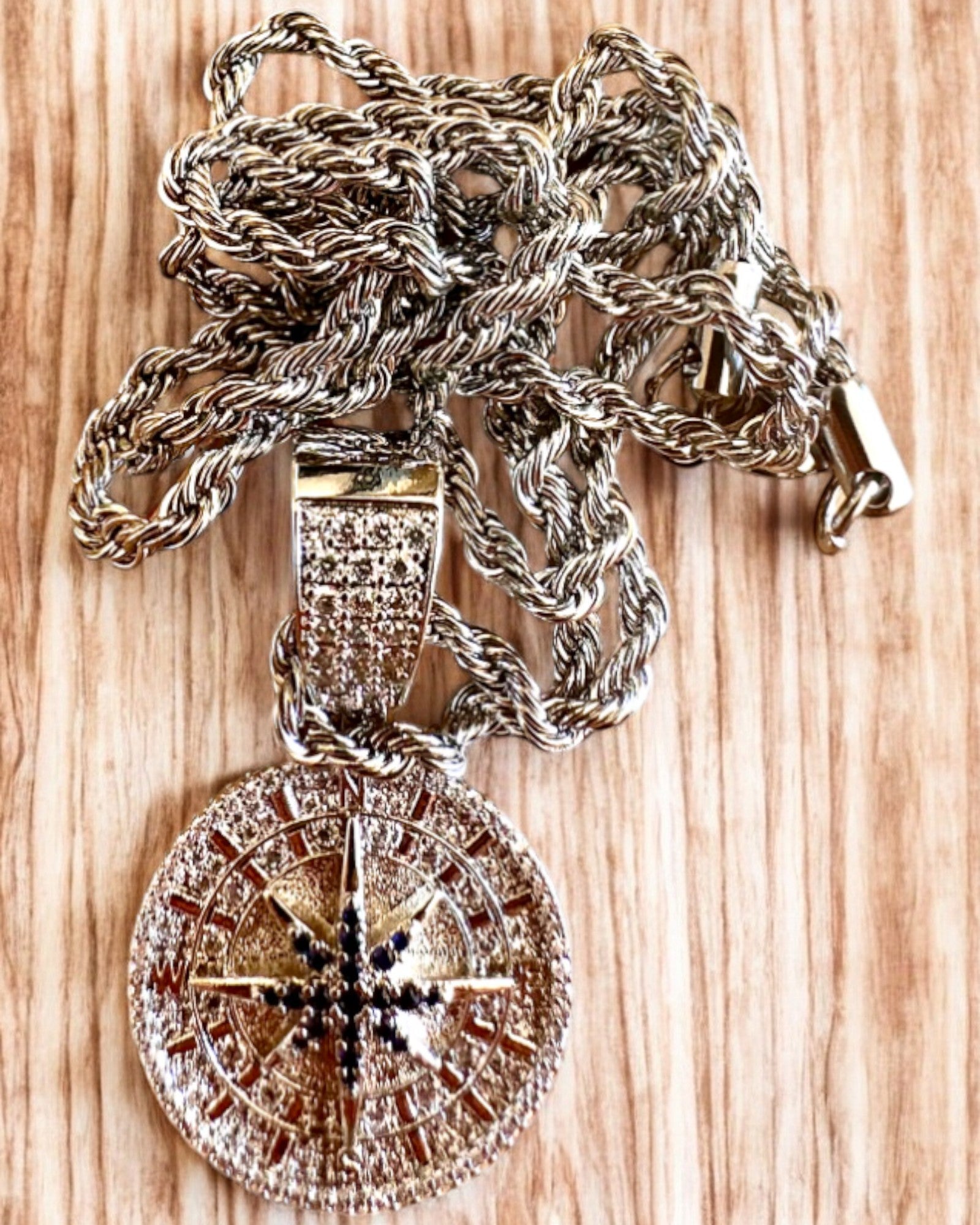 Náhrdelník s přívěskem kompasu ve stylu glamour s kubickými zirkony pro ženy a muže - 2 varianty na výběr, personalizace gravírováním jako dárek