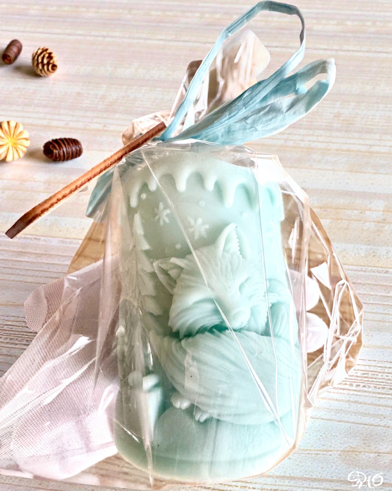 Świeca sojowa Zimowy Lisek, 7.5 cm wysokości, ręcznie odlewana świeca sojowa z uroczym śpiącym liskiem, personalizacja grawerem na tabliczce