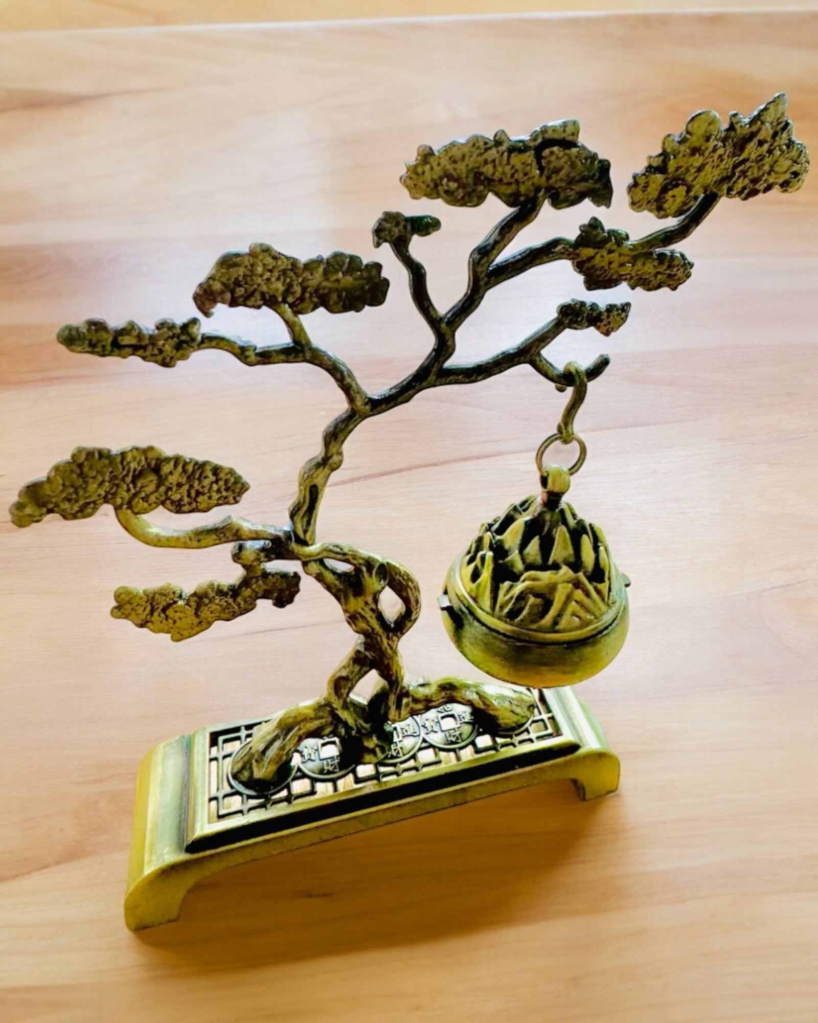 Elegantní kovový držák na kadidlo Bonsai - možnost personalizace gravírováním jako dárek