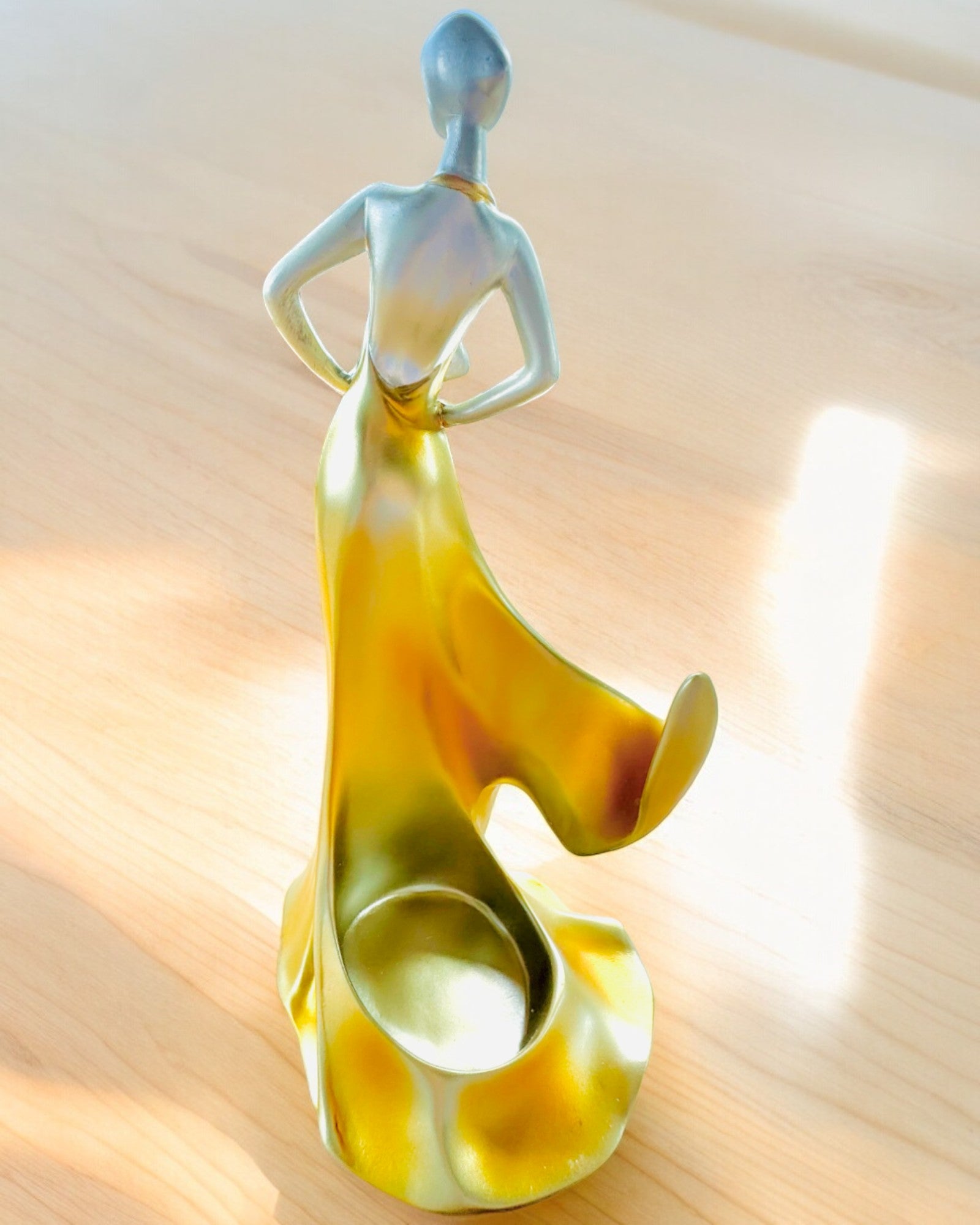 Elegantní stojan na láhev - Socha dámy - personalizace gravírováním, 2 varianty na výběr