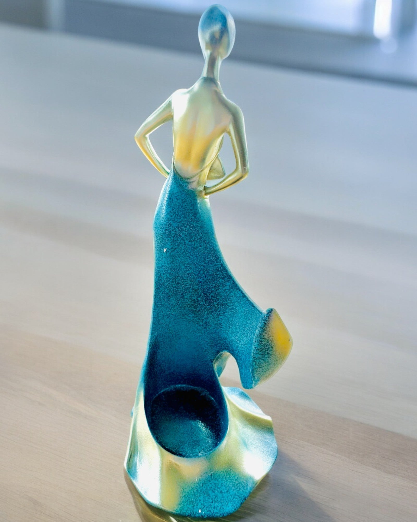 Elegantní stojan na láhev - Socha dámy - personalizace gravírováním, 2 varianty na výběr