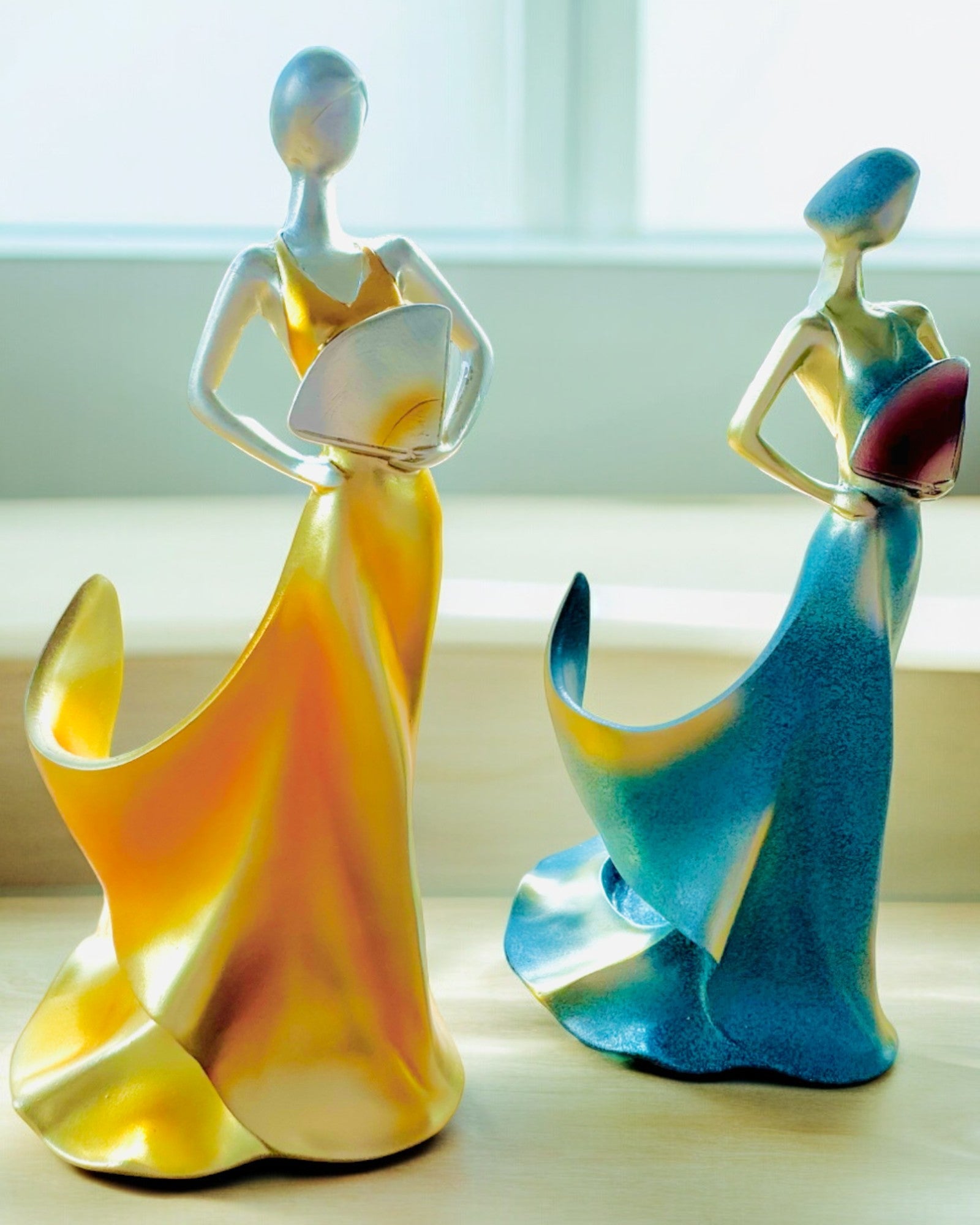 Elegantní stojan na láhev - Socha dámy - personalizace gravírováním, 2 varianty na výběr