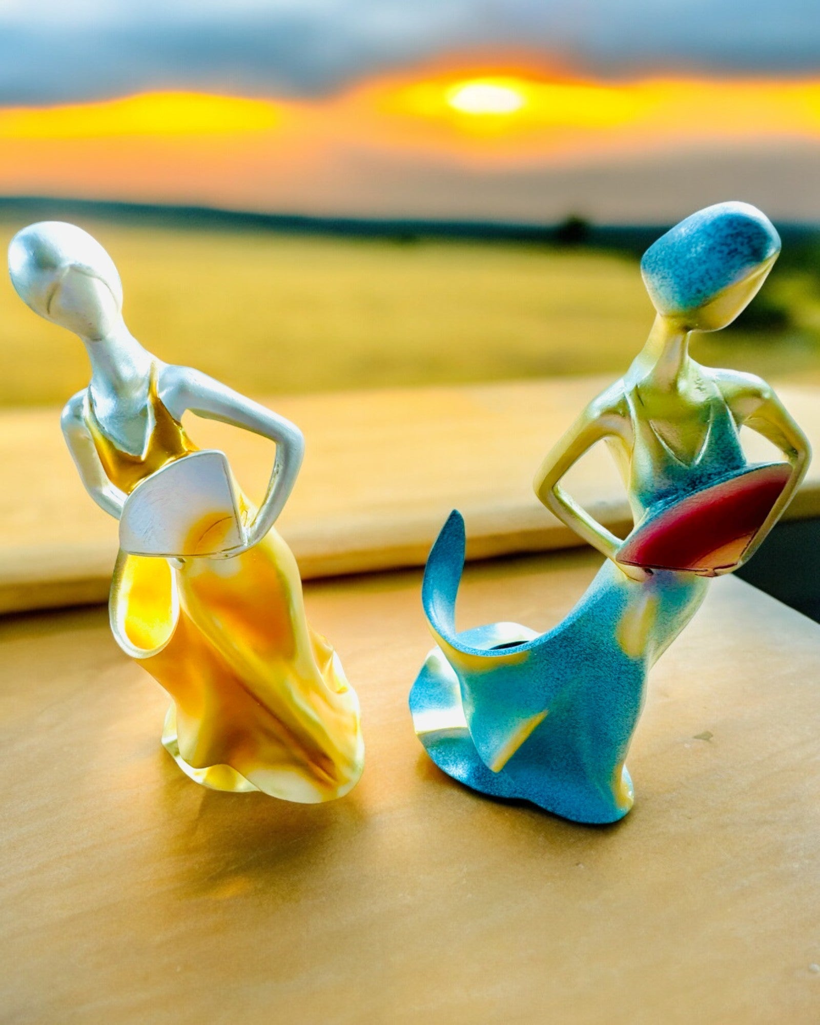 Elegantní stojan na láhev - Socha dámy - personalizace gravírováním, 2 varianty na výběr