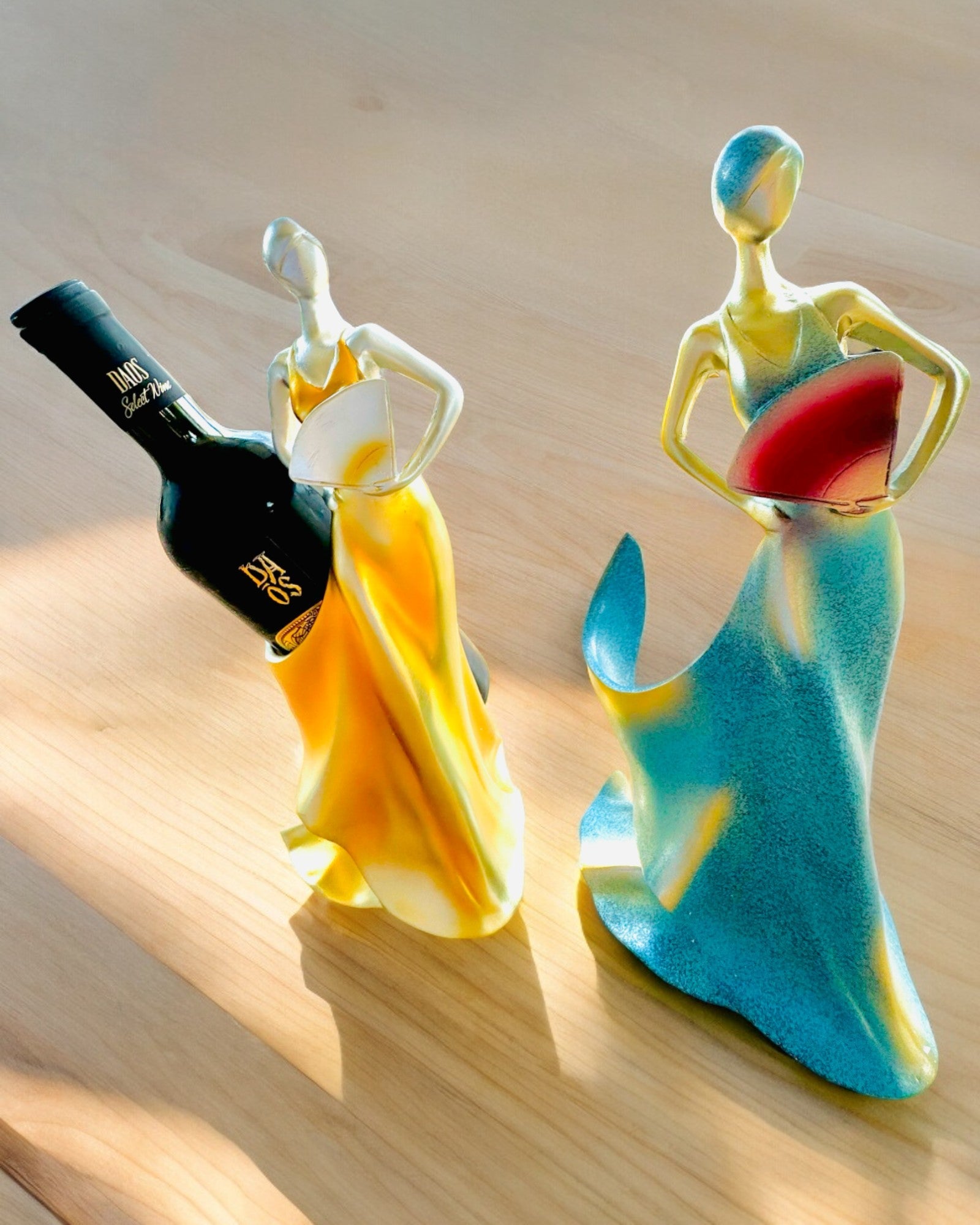 Elegantní stojan na láhev - Socha dámy - personalizace gravírováním, 2 varianty na výběr