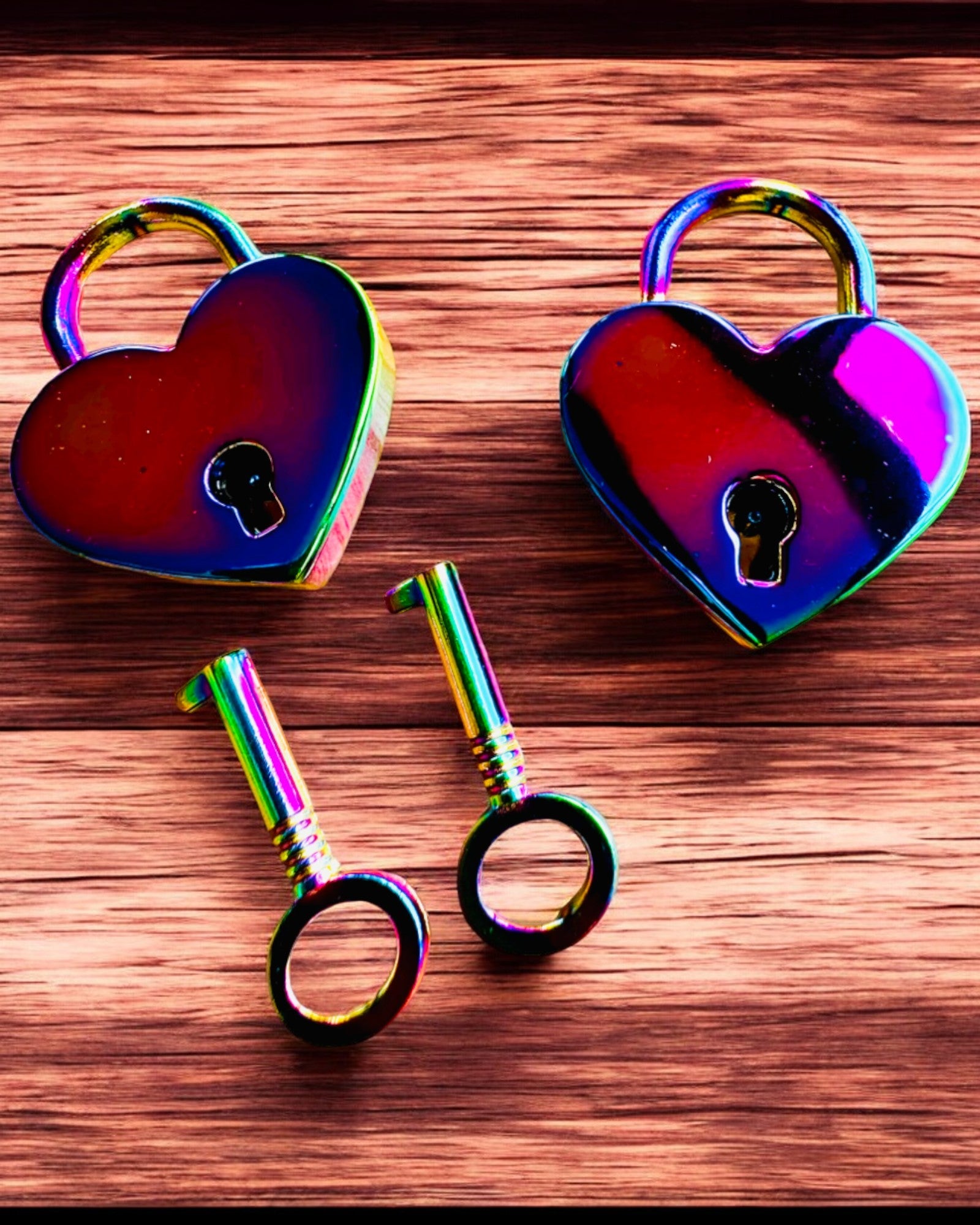 Milostné mini zámky Srdce DeLuxe, sada 2 zámků s klíčky, 6 variant na výběr, možnost personalizace gravírováním jako dárek